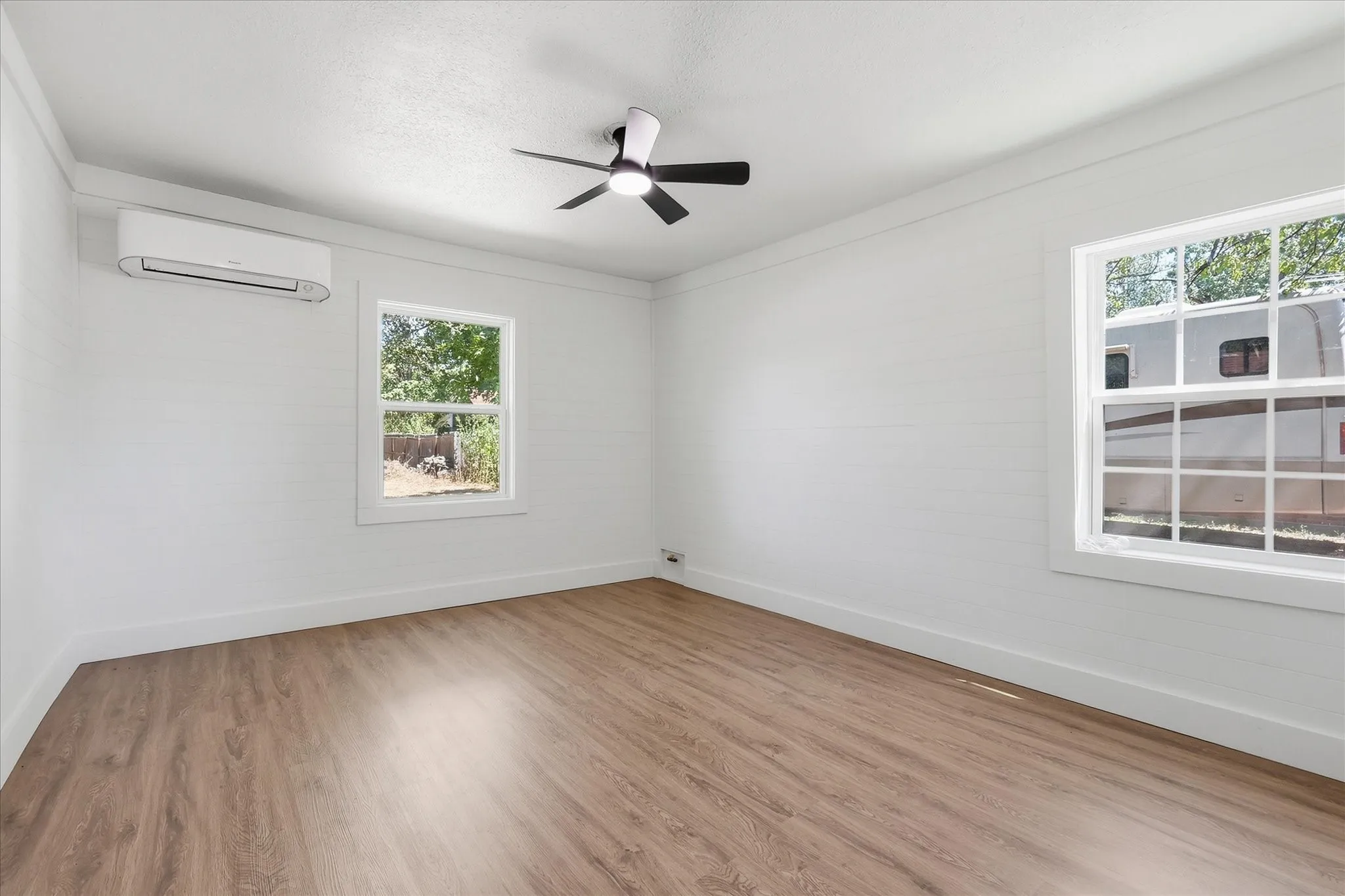 Single Family Residence For Sale in Grayson County , 417 E Hughes Street, Collinsville, Texas 76233, 2 Bedroom, 1 Bathroom, 1 Garage spaces, 888 Sqft, built in 1900, mls#21386539, Real Estate Agent in Collinsville, Homes For Sale in Grayson county, Homes For Sale in Collinsville, Realtor in Collinsville Texas, Real Estate Brokerage Independent Realty Texas, Luminita Cordes Realtor