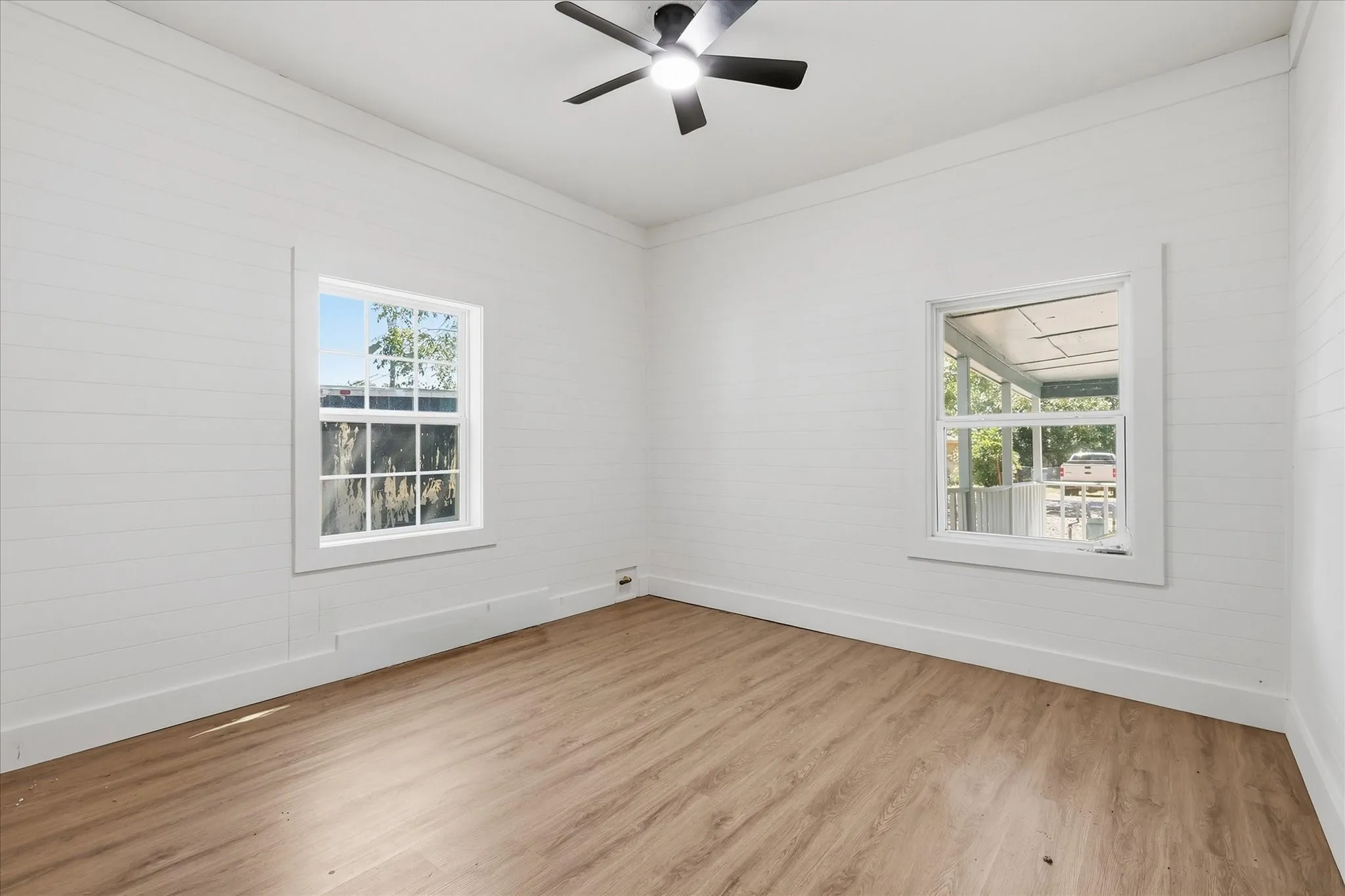Single Family Residence For Sale in Grayson County , 417 E Hughes Street, Collinsville, Texas 76233, 2 Bedroom, 1 Bathroom, 1 Garage spaces, 888 Sqft, built in 1900, mls#21386539, Real Estate Agent in Collinsville, Homes For Sale in Grayson county, Homes For Sale in Collinsville, Realtor in Collinsville Texas, Real Estate Brokerage Independent Realty Texas, Luminita Cordes Realtor