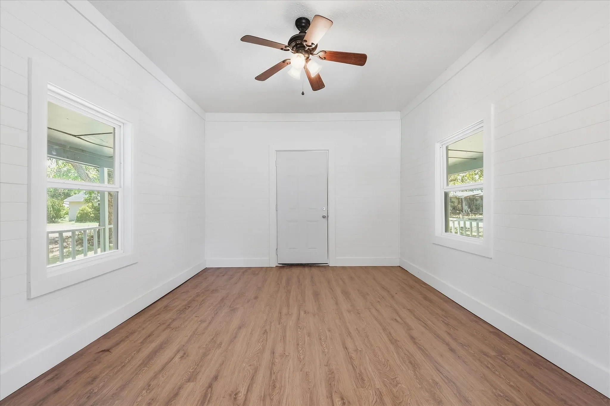 Single Family Residence For Sale in Grayson County , 417 E Hughes Street, Collinsville, Texas 76233, 2 Bedroom, 1 Bathroom, 1 Garage spaces, 888 Sqft, built in 1900, mls#21386539, Real Estate Agent in Collinsville, Homes For Sale in Grayson county, Homes For Sale in Collinsville, Realtor in Collinsville Texas, Real Estate Brokerage Independent Realty Texas, Luminita Cordes Realtor