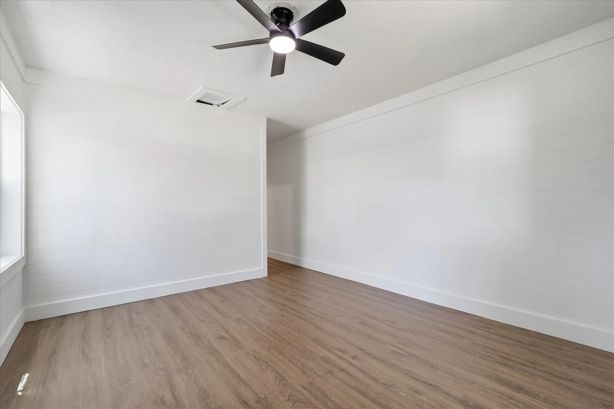 Single Family Residence For Sale in Grayson County , 417 E Hughes Street, Collinsville, Texas 76233, 2 Bedroom, 1 Bathroom, 1 Garage spaces, 888 Sqft, built in 1900, mls#21386539, Real Estate Agent in Collinsville, Homes For Sale in Grayson county, Homes For Sale in Collinsville, Realtor in Collinsville Texas, Real Estate Brokerage Independent Realty Texas, Luminita Cordes Realtor