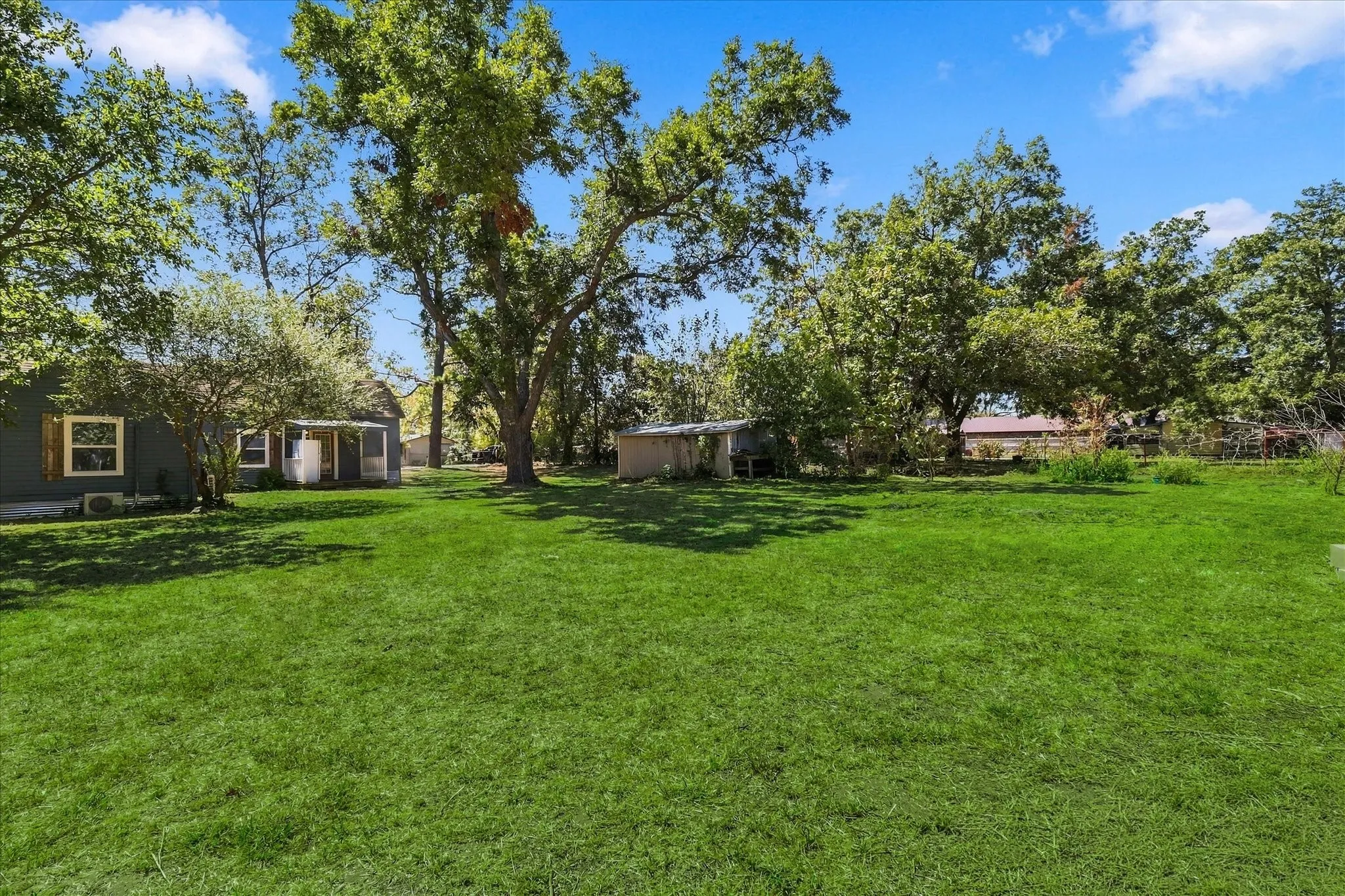 Single Family Residence For Sale in Grayson County , 417 E Hughes Street, Collinsville, Texas 76233, 2 Bedroom, 1 Bathroom, 1 Garage spaces, 888 Sqft, built in 1900, mls#21386539, Real Estate Agent in Collinsville, Homes For Sale in Grayson county, Homes For Sale in Collinsville, Realtor in Collinsville Texas, Real Estate Brokerage Independent Realty Texas, Luminita Cordes Realtor
