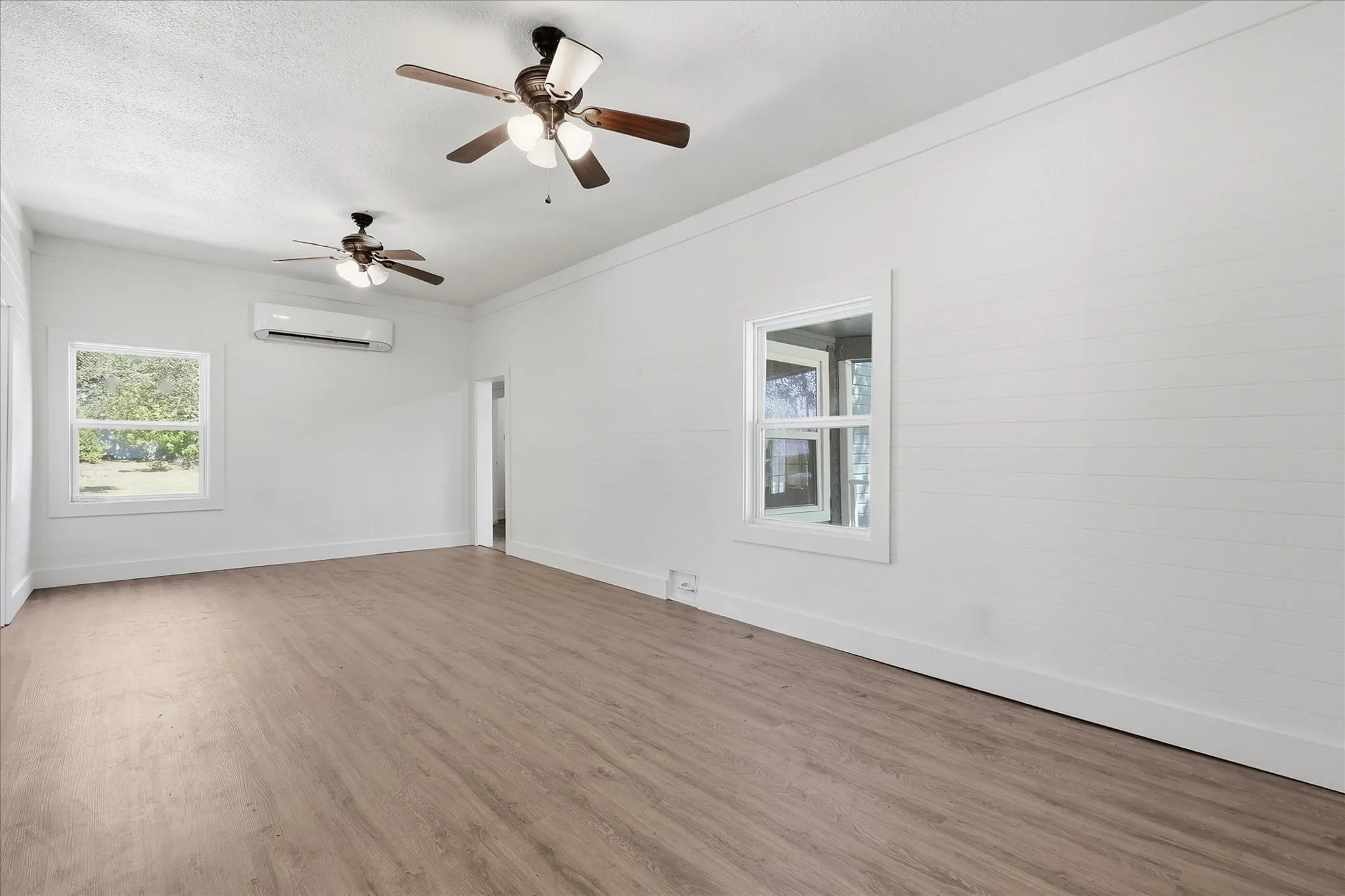 Single Family Residence For Sale in Grayson County , 417 E Hughes Street, Collinsville, Texas 76233, 2 Bedroom, 1 Bathroom, 1 Garage spaces, 888 Sqft, built in 1900, mls#21386539, Real Estate Agent in Collinsville, Homes For Sale in Grayson county, Homes For Sale in Collinsville, Realtor in Collinsville Texas, Real Estate Brokerage Independent Realty Texas, Luminita Cordes Realtor