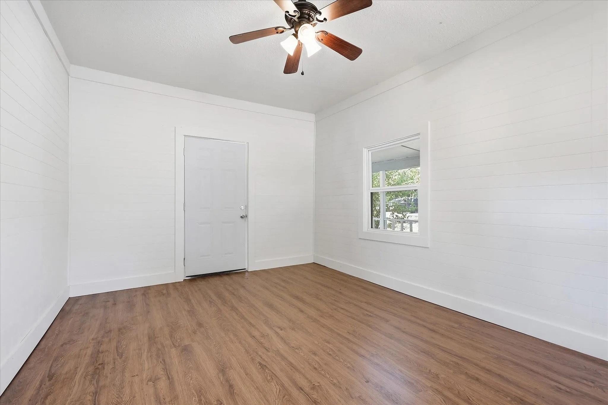 Single Family Residence For Sale in Grayson County , 417 E Hughes Street, Collinsville, Texas 76233, 2 Bedroom, 1 Bathroom, 1 Garage spaces, 888 Sqft, built in 1900, mls#21386539, Real Estate Agent in Collinsville, Homes For Sale in Grayson county, Homes For Sale in Collinsville, Realtor in Collinsville Texas, Real Estate Brokerage Independent Realty Texas, Luminita Cordes Realtor