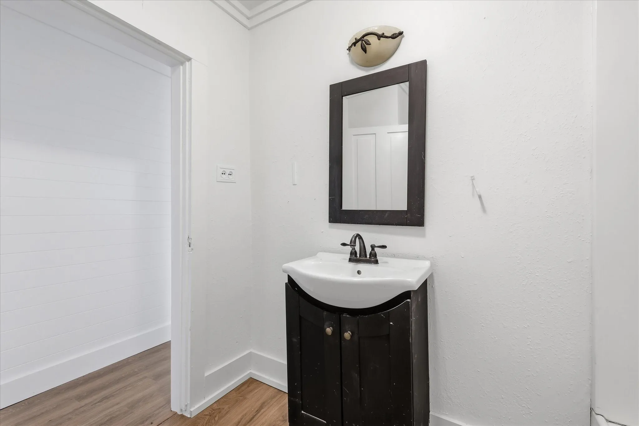 Single Family Residence For Sale in Grayson County , 417 E Hughes Street, Collinsville, Texas 76233, 2 Bedroom, 1 Bathroom, 1 Garage spaces, 888 Sqft, built in 1900, mls#21386539, Real Estate Agent in Collinsville, Homes For Sale in Grayson county, Homes For Sale in Collinsville, Realtor in Collinsville Texas, Real Estate Brokerage Independent Realty Texas, Luminita Cordes Realtor