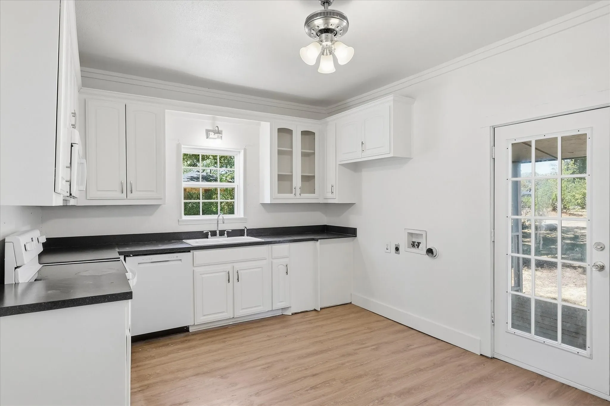 Single Family Residence For Sale in Grayson County , 417 E Hughes Street, Collinsville, Texas 76233, 2 Bedroom, 1 Bathroom, 1 Garage spaces, 888 Sqft, built in 1900, mls#21386539, Real Estate Agent in Collinsville, Homes For Sale in Grayson county, Homes For Sale in Collinsville, Realtor in Collinsville Texas, Real Estate Brokerage Independent Realty Texas, Luminita Cordes Realtor