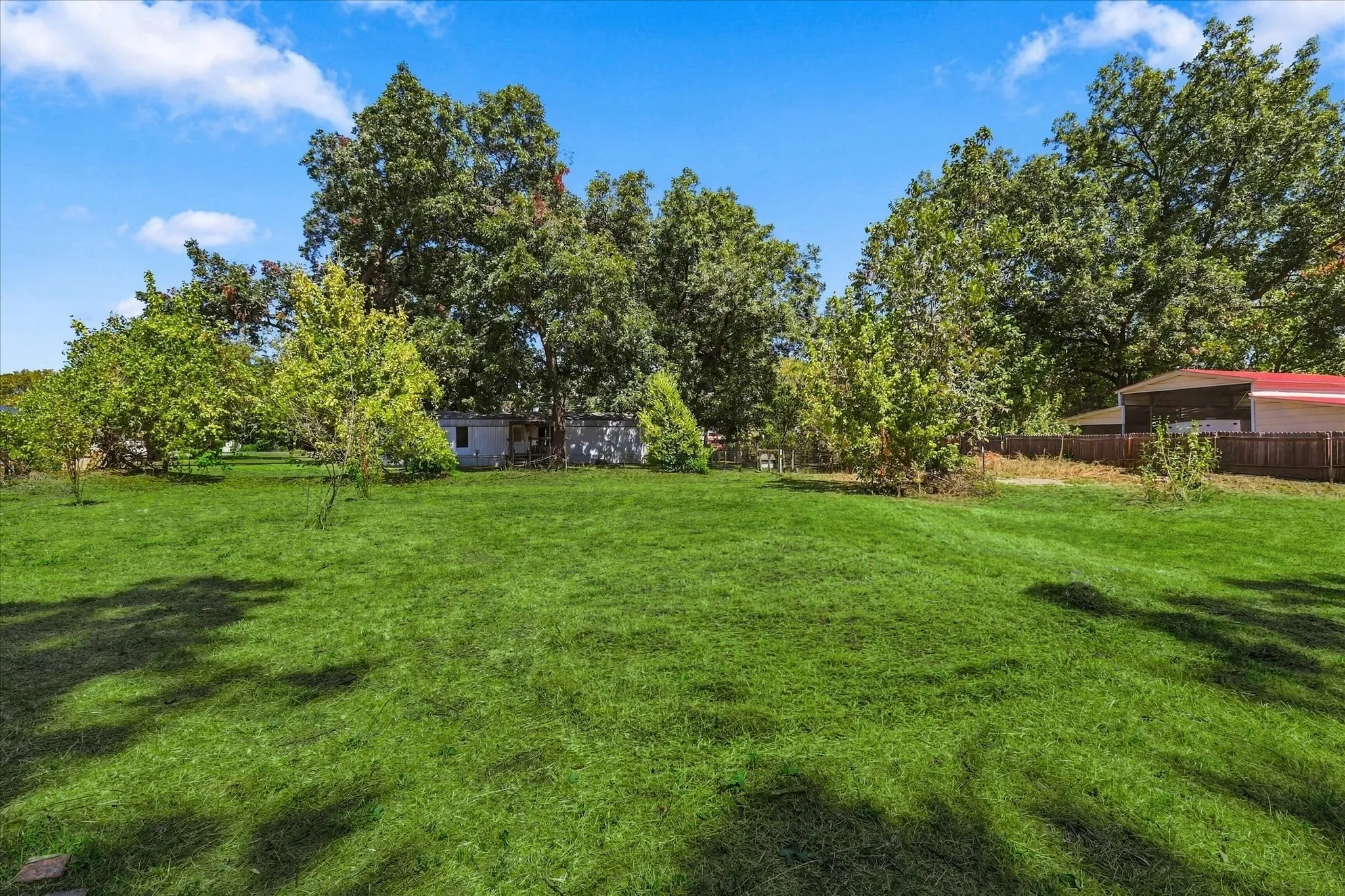 Single Family Residence For Sale in Grayson County , 417 E Hughes Street, Collinsville, Texas 76233, 2 Bedroom, 1 Bathroom, 1 Garage spaces, 888 Sqft, built in 1900, mls#21386539, Real Estate Agent in Collinsville, Homes For Sale in Grayson county, Homes For Sale in Collinsville, Realtor in Collinsville Texas, Real Estate Brokerage Independent Realty Texas, Luminita Cordes Realtor