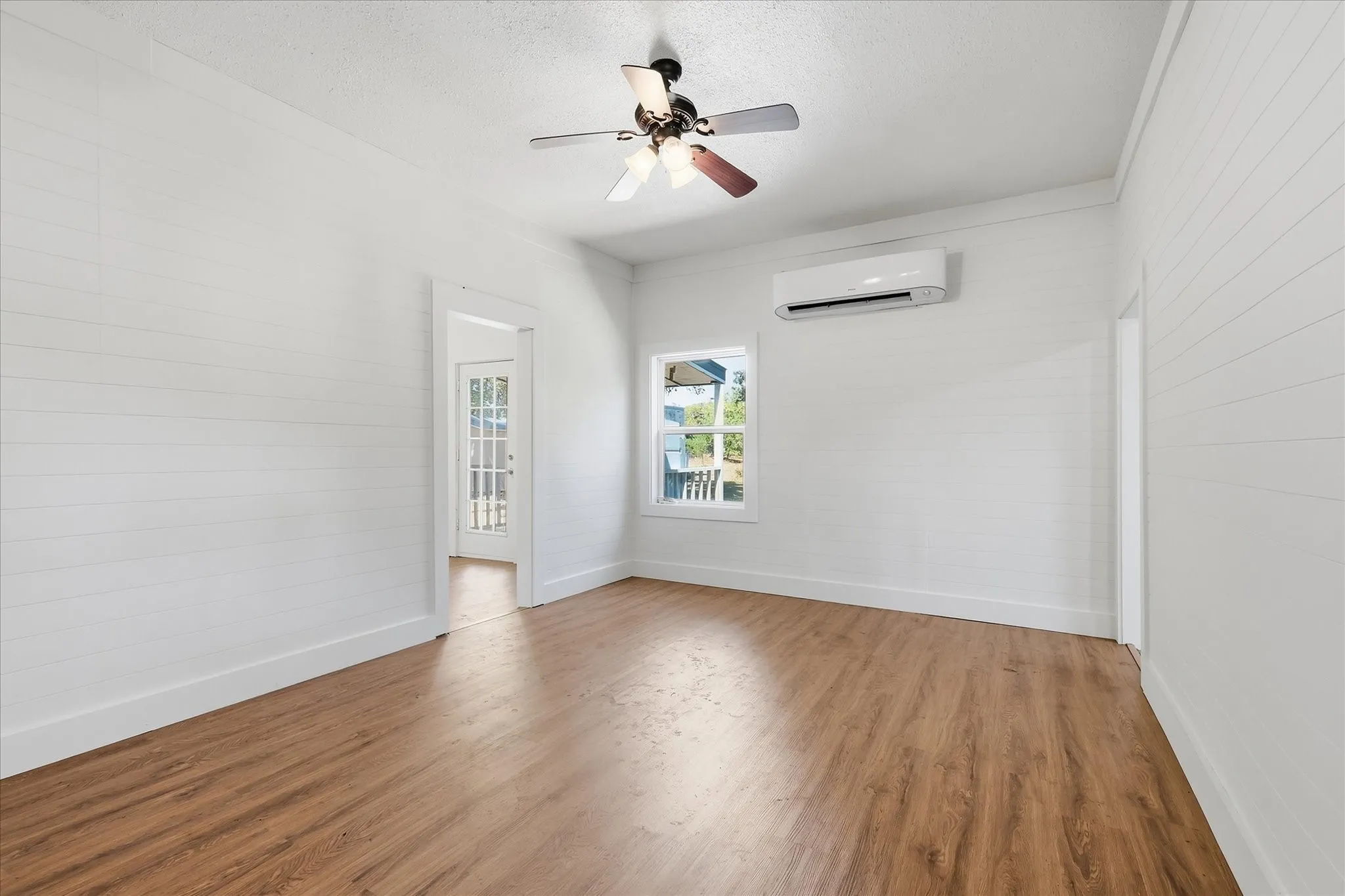 Single Family Residence For Sale in Grayson County , 417 E Hughes Street, Collinsville, Texas 76233, 2 Bedroom, 1 Bathroom, 1 Garage spaces, 888 Sqft, built in 1900, mls#21386539, Real Estate Agent in Collinsville, Homes For Sale in Grayson county, Homes For Sale in Collinsville, Realtor in Collinsville Texas, Real Estate Brokerage Independent Realty Texas, Luminita Cordes Realtor