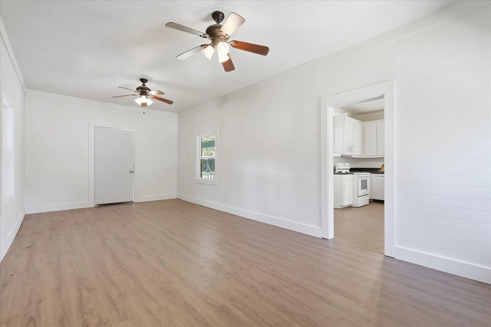 Single Family Residence For Sale in Grayson County , 417 E Hughes Street, Collinsville, Texas 76233, 2 Bedroom, 1 Bathroom, 1 Garage spaces, 888 Sqft, built in 1900, mls#21386539, Real Estate Agent in Collinsville, Homes For Sale in Grayson county, Homes For Sale in Collinsville, Realtor in Collinsville Texas, Real Estate Brokerage Independent Realty Texas, Luminita Cordes Realtor