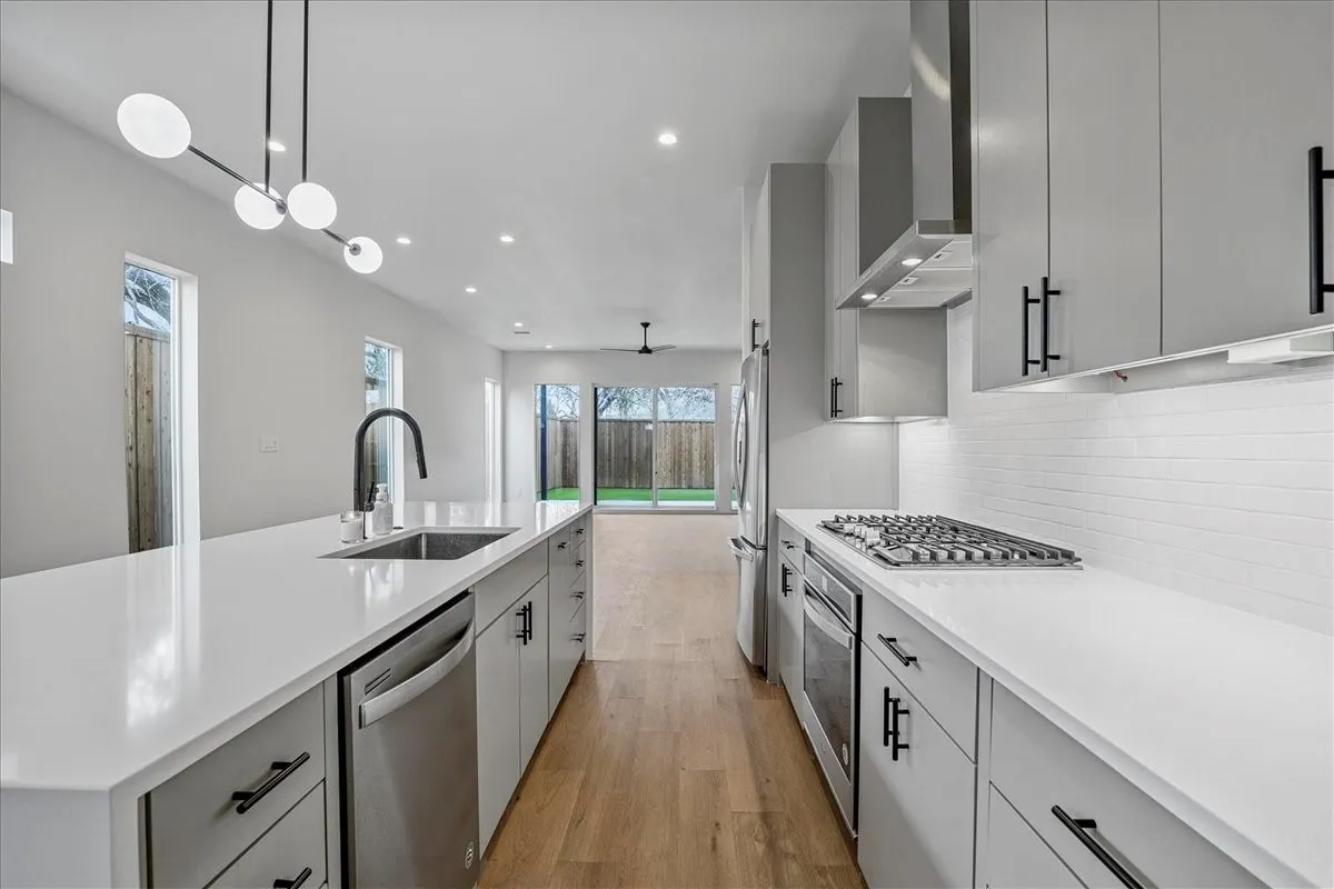Single Family Residence For Rent in Dallas County , 2413 Crossman Avenue, Dallas, Texas 75212, 3 Bedroom, 3 Bathroom, 2 Garage spaces, 2,129 Sqft, built in 2021, mls#21385314, Real Estate Agent in Dallas, Homes For Rent in Dallas county, Homes For Rent in Dallas, Realtor in Dallas Texas, Real Estate Brokerage Independent Realty Texas, Luminita Cordes Realtor