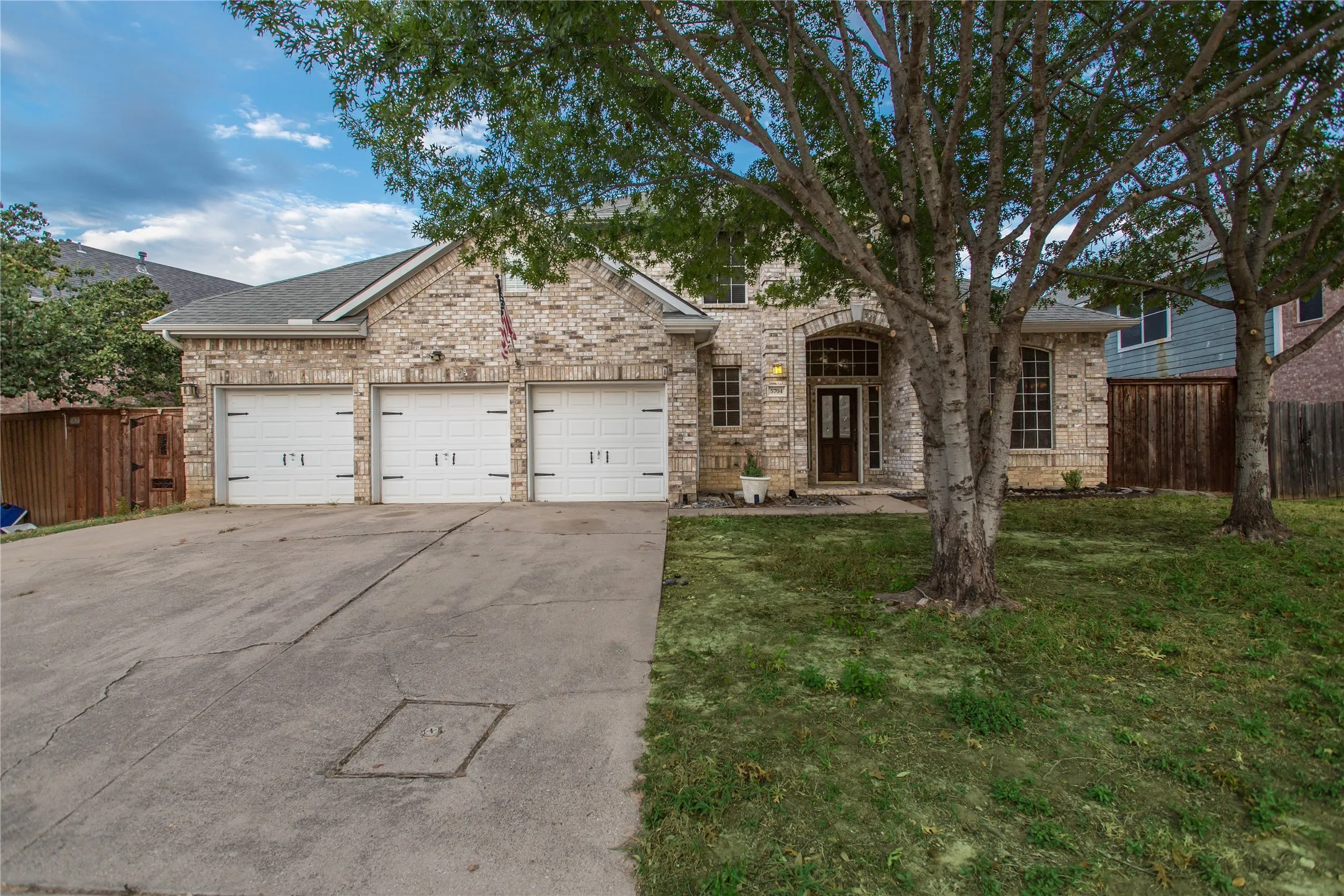 Single Family Residence For Sale in Tarrant County , 5704 Windmere Lane, Haltom City, Texas 76137, 4 Bedroom, 4 Bathroom, 3 Garage spaces, 3,655 Sqft, built in 1999, mls#21385600, Real Estate Agent in Haltom City, Homes For Sale in Tarrant county, Homes For Sale in Haltom City, Realtor in Haltom City Texas, Real Estate Brokerage Independent Realty Texas, Luminita Cordes Realtor