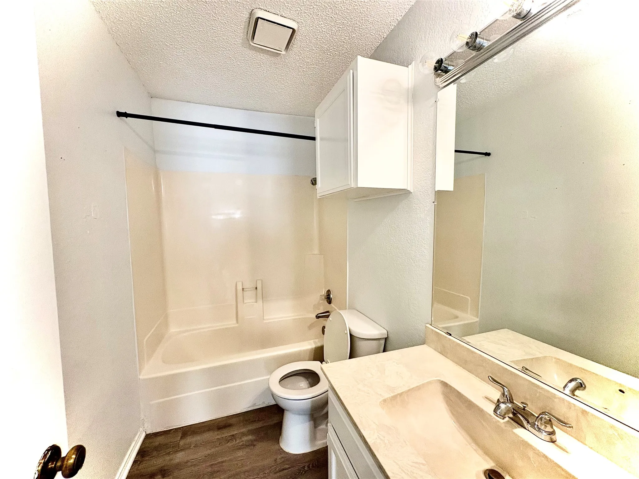 Single Family Residence For Rent in Tarrant County , 1920 San Rafael Street, Fort Worth, Texas 76134, 2 Bedroom, 2 Bathroom, 1 Garage spaces, 2,064 Sqft, built in 1985, mls#21384980, Real Estate Agent in Fort Worth, Homes For Rent in Tarrant county, Homes For Rent in Fort Worth, Realtor in Fort Worth Texas, Real Estate Brokerage Independent Realty Texas, Luminita Cordes Realtor