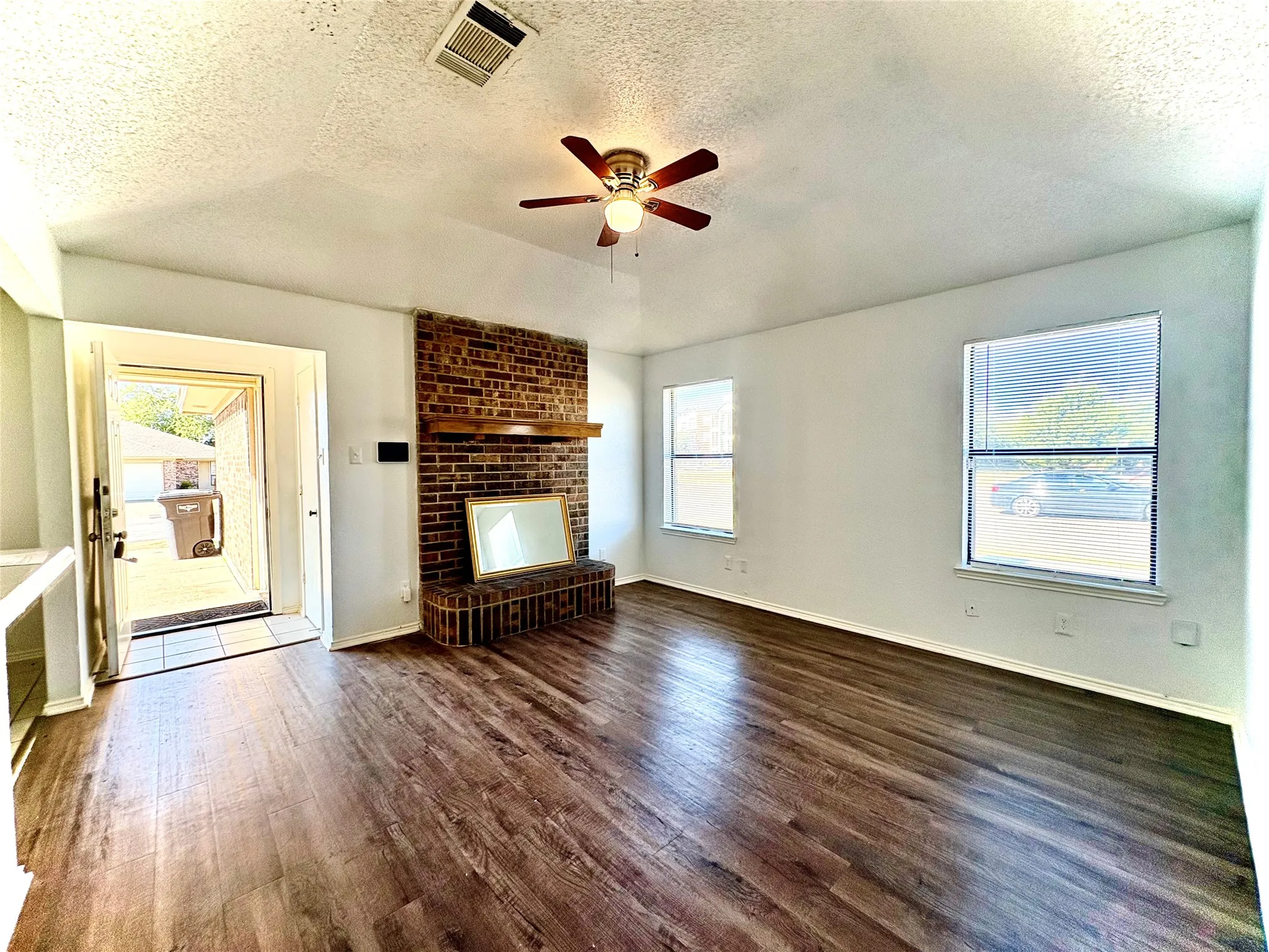 Single Family Residence For Rent in Tarrant County , 1922 San Rafael Street, Fort Worth, Texas 76134, 2 Bedroom, 2 Bathroom, 1 Garage spaces, 2,064 Sqft, built in 1985, mls#21386549, Real Estate Agent in Fort Worth, Homes For Rent in Tarrant county, Homes For Rent in Fort Worth, Realtor in Fort Worth Texas, Real Estate Brokerage Independent Realty Texas, Luminita Cordes Realtor