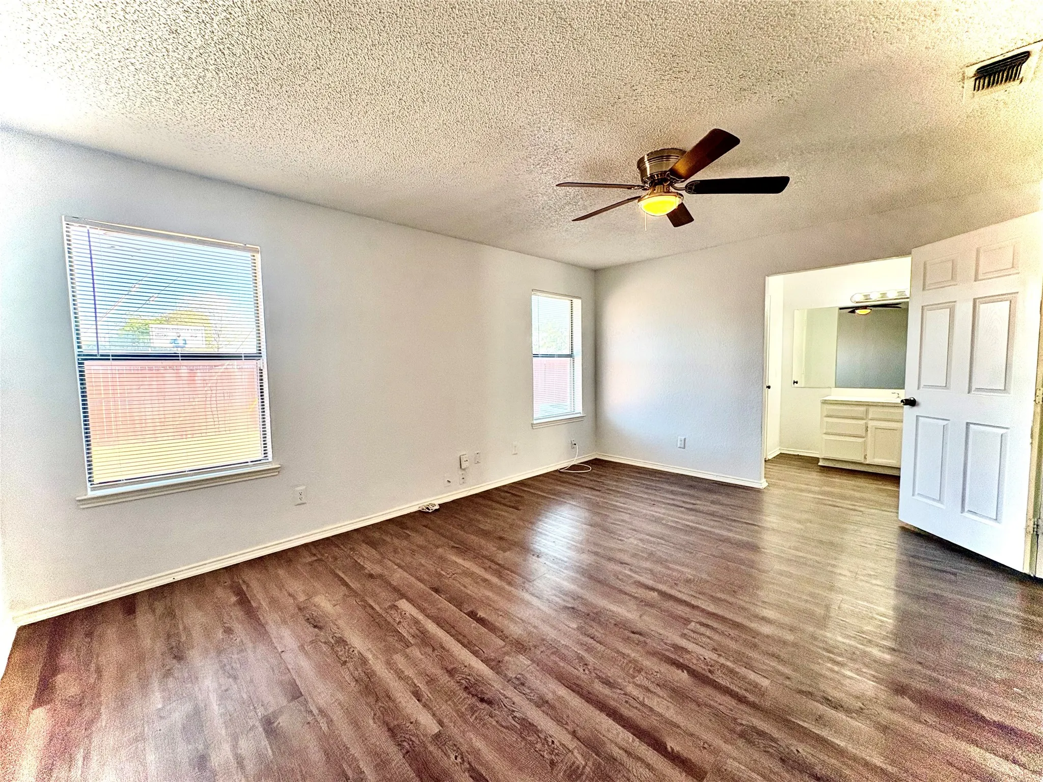 Single Family Residence For Rent in Tarrant County , 1922 San Rafael Street, Fort Worth, Texas 76134, 2 Bedroom, 2 Bathroom, 1 Garage spaces, 2,064 Sqft, built in 1985, mls#21386549, Real Estate Agent in Fort Worth, Homes For Rent in Tarrant county, Homes For Rent in Fort Worth, Realtor in Fort Worth Texas, Real Estate Brokerage Independent Realty Texas, Luminita Cordes Realtor