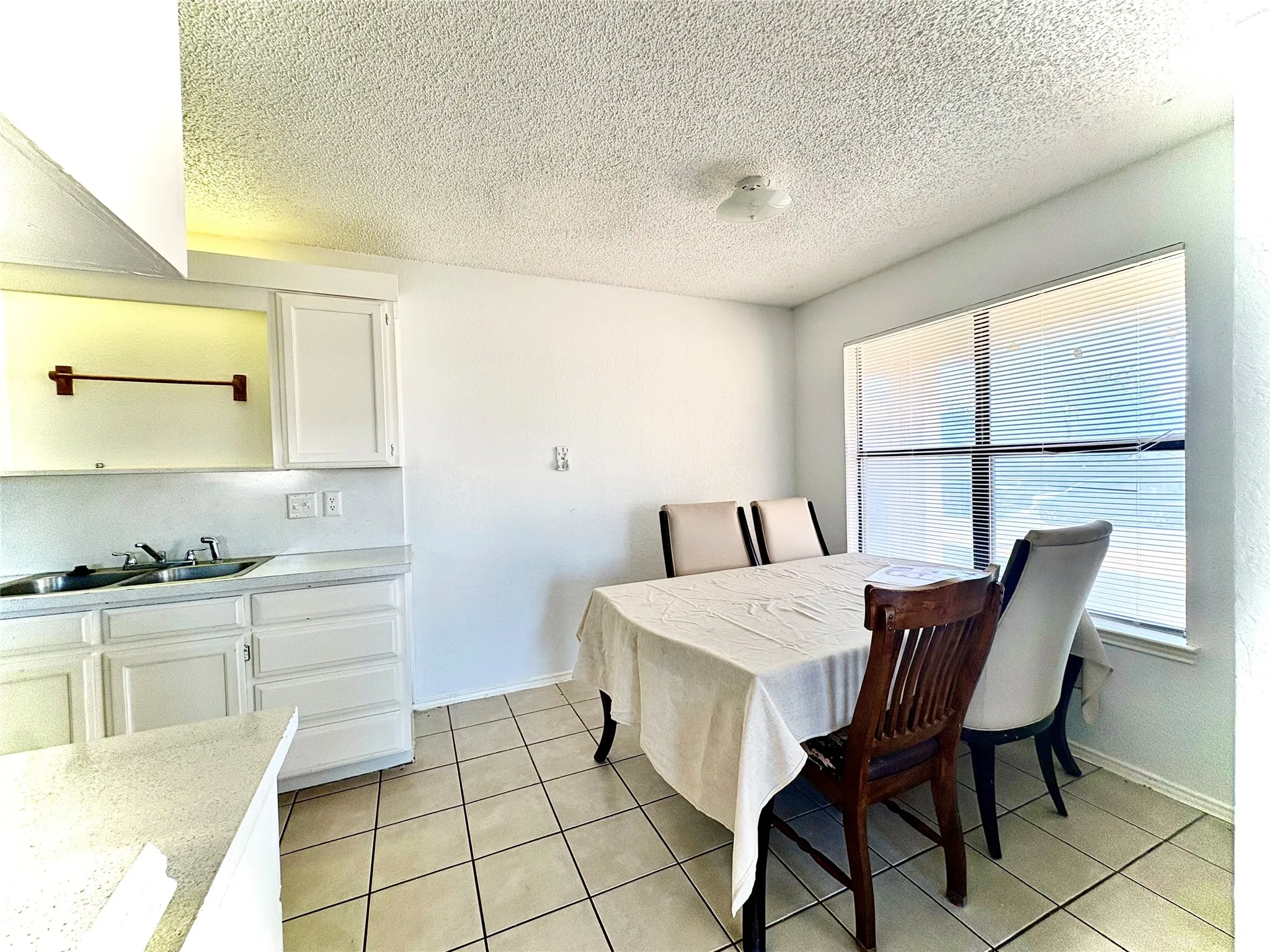 Single Family Residence For Rent in Tarrant County , 1922 San Rafael Street, Fort Worth, Texas 76134, 2 Bedroom, 2 Bathroom, 1 Garage spaces, 2,064 Sqft, built in 1985, mls#21386549, Real Estate Agent in Fort Worth, Homes For Rent in Tarrant county, Homes For Rent in Fort Worth, Realtor in Fort Worth Texas, Real Estate Brokerage Independent Realty Texas, Luminita Cordes Realtor