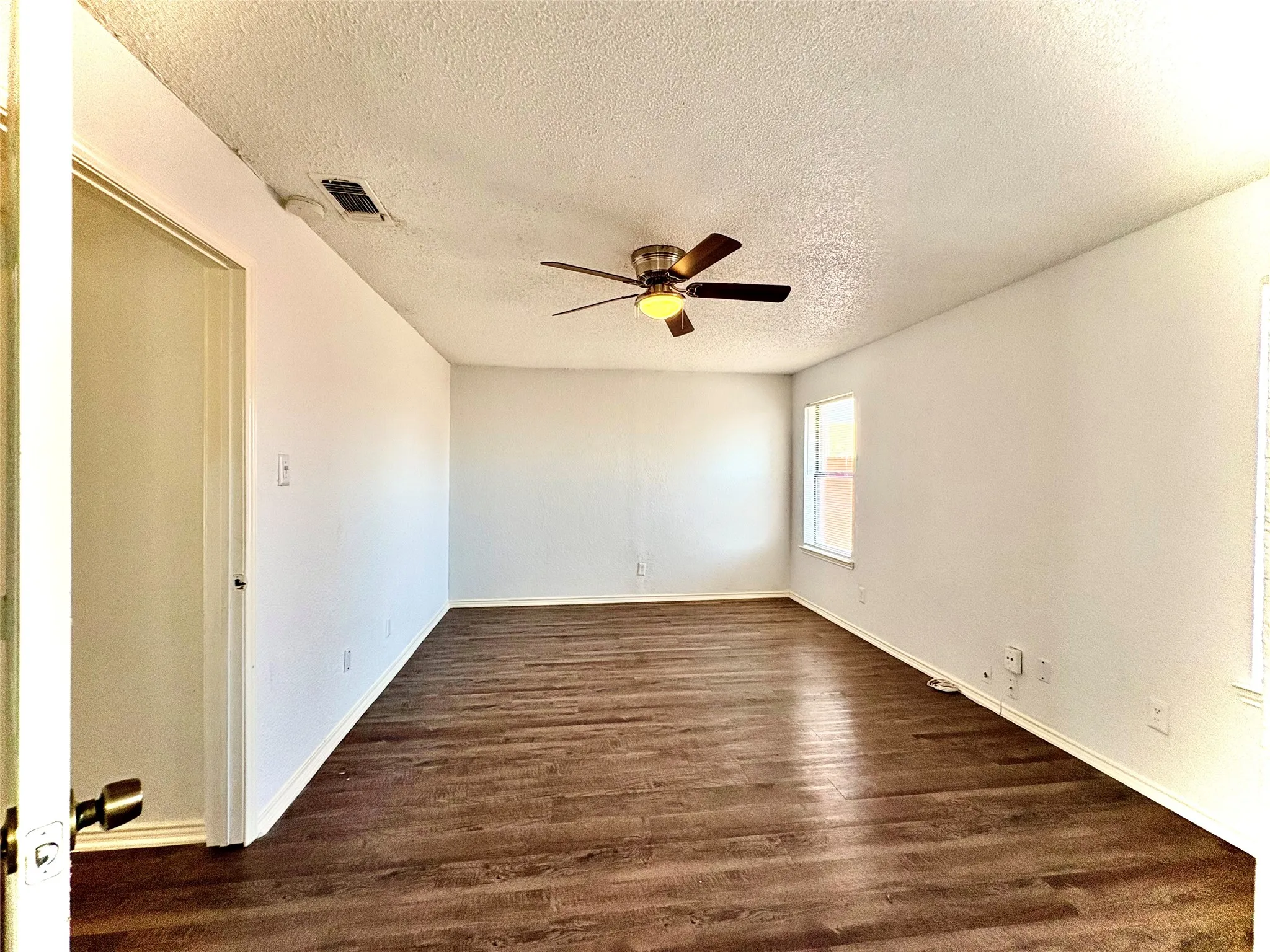 Single Family Residence For Rent in Tarrant County , 1922 San Rafael Street, Fort Worth, Texas 76134, 2 Bedroom, 2 Bathroom, 1 Garage spaces, 2,064 Sqft, built in 1985, mls#21386549, Real Estate Agent in Fort Worth, Homes For Rent in Tarrant county, Homes For Rent in Fort Worth, Realtor in Fort Worth Texas, Real Estate Brokerage Independent Realty Texas, Luminita Cordes Realtor