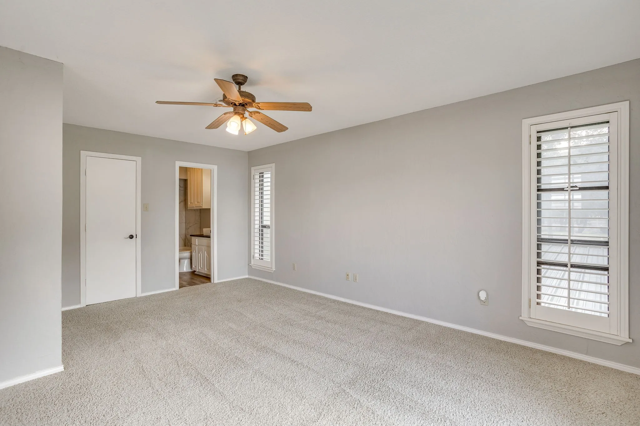 Single Family Residence For Sale in Hood County , 4500 Sherry Court, Granbury, Texas 76049, 3 Bedroom, 4 Bathroom, 2 Garage spaces, 3,494 Sqft, built in 1985, mls#21384991, Real Estate Agent in Granbury, Homes For Sale in Hood county, Homes For Sale in Granbury, Realtor in Granbury Texas, Real Estate Brokerage Independent Realty Texas, Luminita Cordes Realtor