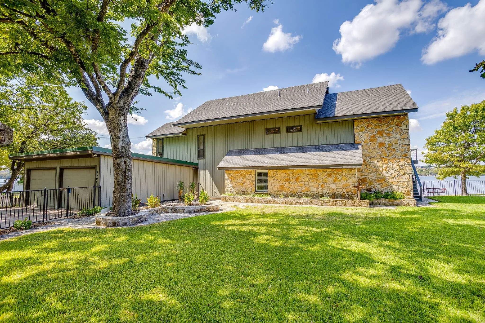 Single Family Residence For Sale in Hood County , 4500 Sherry Court, Granbury, Texas 76049, 3 Bedroom, 4 Bathroom, 2 Garage spaces, 3,494 Sqft, built in 1985, mls#21384991, Real Estate Agent in Granbury, Homes For Sale in Hood county, Homes For Sale in Granbury, Realtor in Granbury Texas, Real Estate Brokerage Independent Realty Texas, Luminita Cordes Realtor