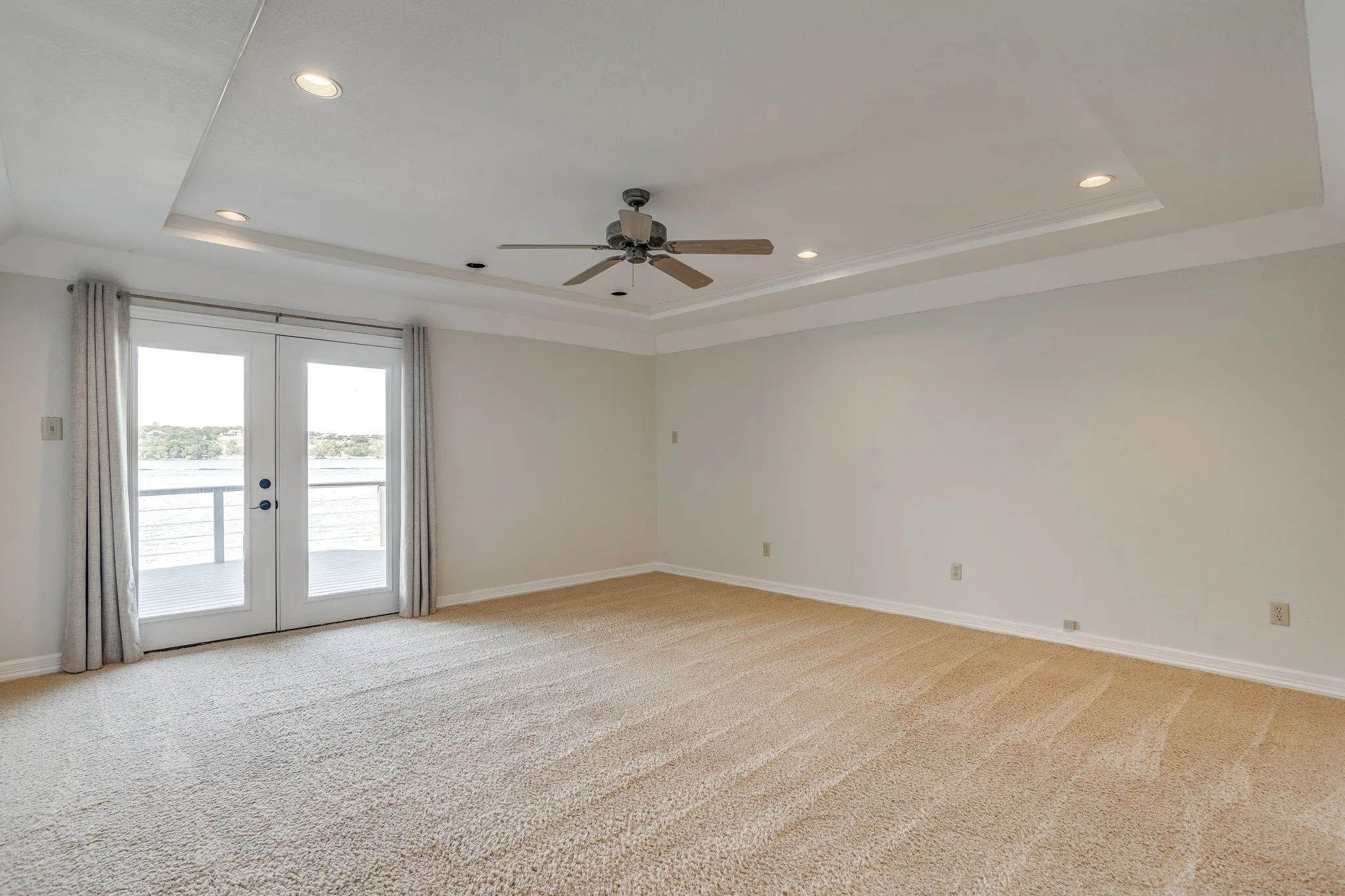 Single Family Residence For Sale in Hood County , 4500 Sherry Court, Granbury, Texas 76049, 3 Bedroom, 4 Bathroom, 2 Garage spaces, 3,494 Sqft, built in 1985, mls#21384991, Real Estate Agent in Granbury, Homes For Sale in Hood county, Homes For Sale in Granbury, Realtor in Granbury Texas, Real Estate Brokerage Independent Realty Texas, Luminita Cordes Realtor