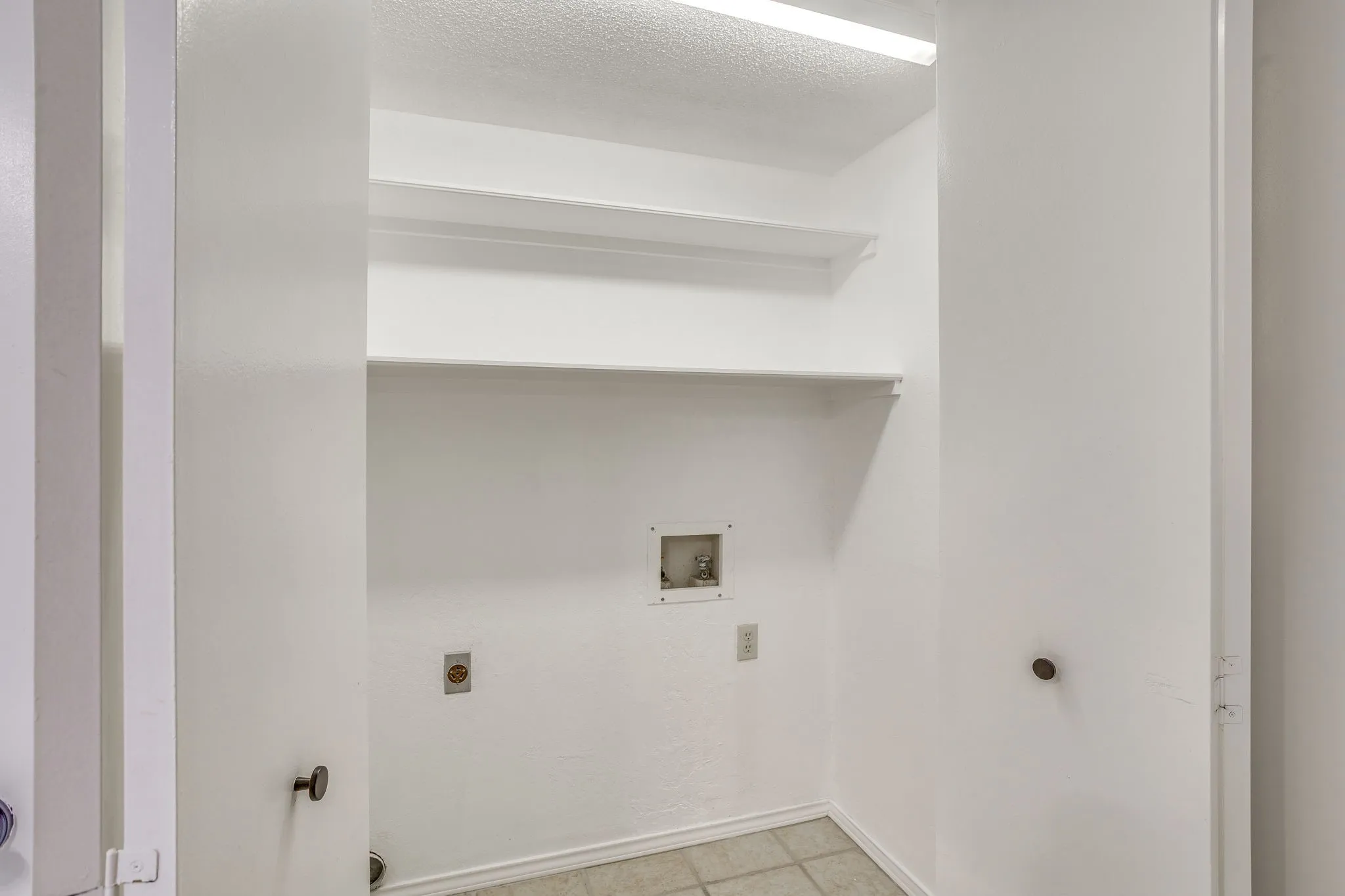 Single Family Residence For Sale in Hood County , 4500 Sherry Court, Granbury, Texas 76049, 3 Bedroom, 4 Bathroom, 2 Garage spaces, 3,494 Sqft, built in 1985, mls#21384991, Real Estate Agent in Granbury, Homes For Sale in Hood county, Homes For Sale in Granbury, Realtor in Granbury Texas, Real Estate Brokerage Independent Realty Texas, Luminita Cordes Realtor