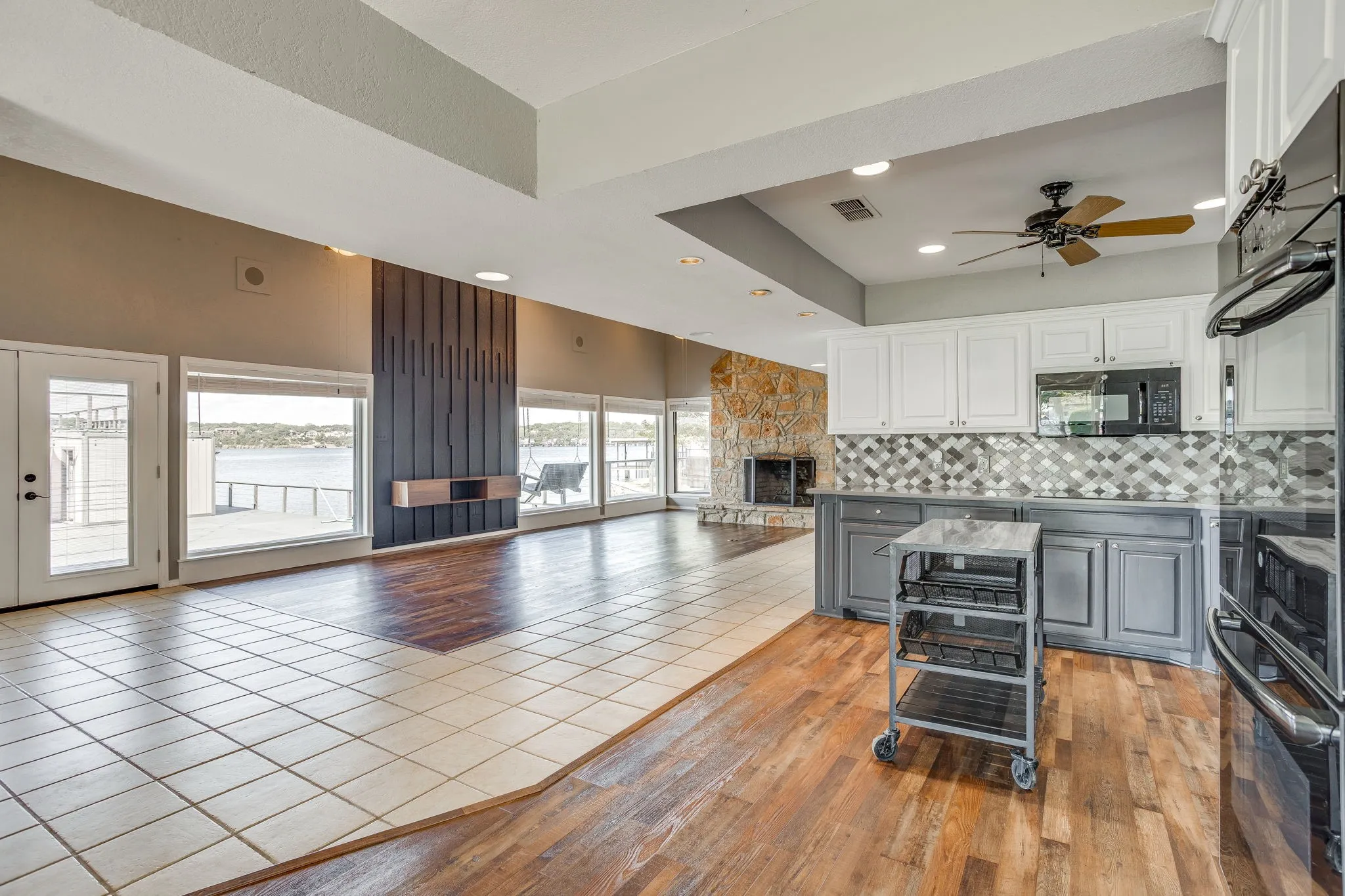 Single Family Residence For Sale in Hood County , 4500 Sherry Court, Granbury, Texas 76049, 3 Bedroom, 4 Bathroom, 2 Garage spaces, 3,494 Sqft, built in 1985, mls#21384991, Real Estate Agent in Granbury, Homes For Sale in Hood county, Homes For Sale in Granbury, Realtor in Granbury Texas, Real Estate Brokerage Independent Realty Texas, Luminita Cordes Realtor