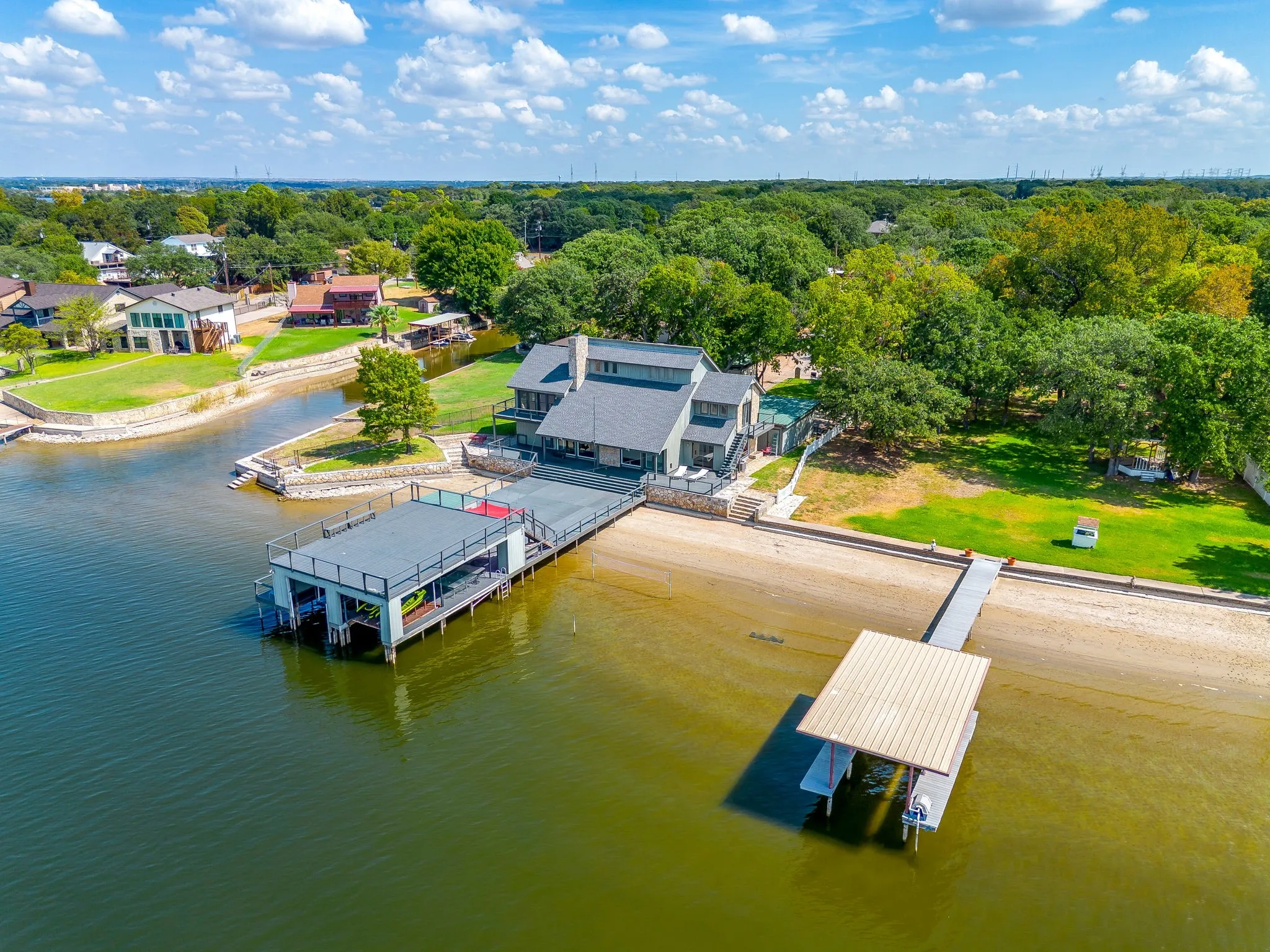 Single Family Residence For Sale in Hood County , 4500 Sherry Court, Granbury, Texas 76049, 3 Bedroom, 4 Bathroom, 2 Garage spaces, 3,494 Sqft, built in 1985, mls#21384991, Real Estate Agent in Granbury, Homes For Sale in Hood county, Homes For Sale in Granbury, Realtor in Granbury Texas, Real Estate Brokerage Independent Realty Texas, Luminita Cordes Realtor