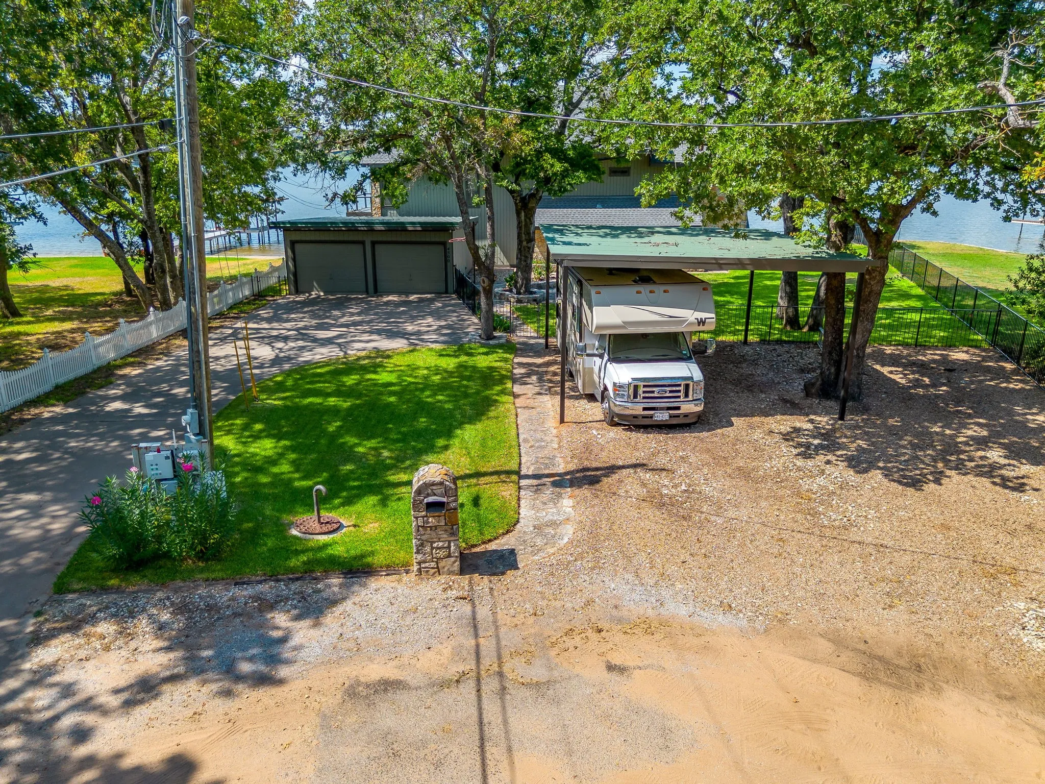 Single Family Residence For Sale in Hood County , 4500 Sherry Court, Granbury, Texas 76049, 3 Bedroom, 4 Bathroom, 2 Garage spaces, 3,494 Sqft, built in 1985, mls#21384991, Real Estate Agent in Granbury, Homes For Sale in Hood county, Homes For Sale in Granbury, Realtor in Granbury Texas, Real Estate Brokerage Independent Realty Texas, Luminita Cordes Realtor