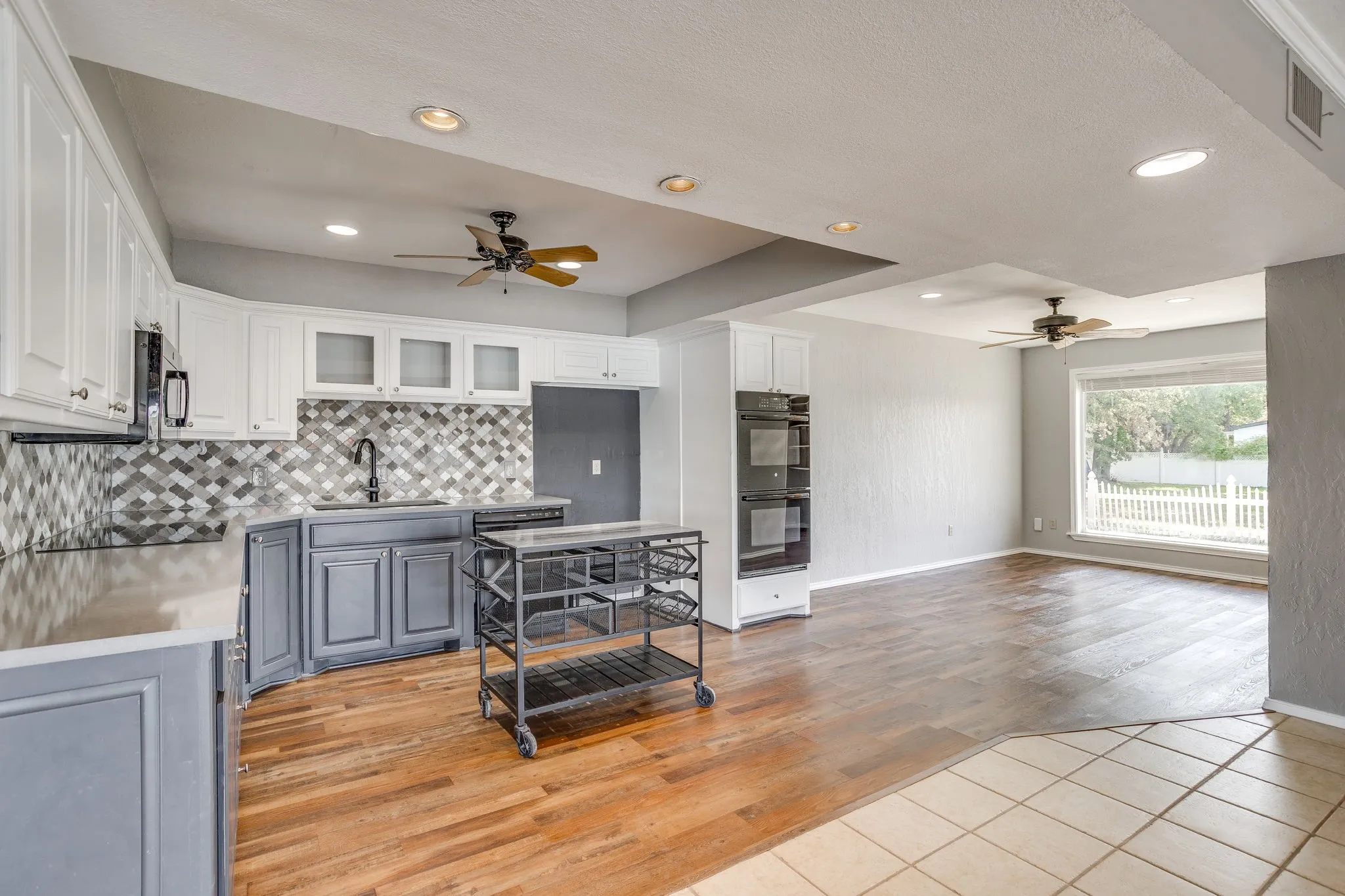 Single Family Residence For Sale in Hood County , 4500 Sherry Court, Granbury, Texas 76049, 3 Bedroom, 4 Bathroom, 2 Garage spaces, 3,494 Sqft, built in 1985, mls#21384991, Real Estate Agent in Granbury, Homes For Sale in Hood county, Homes For Sale in Granbury, Realtor in Granbury Texas, Real Estate Brokerage Independent Realty Texas, Luminita Cordes Realtor