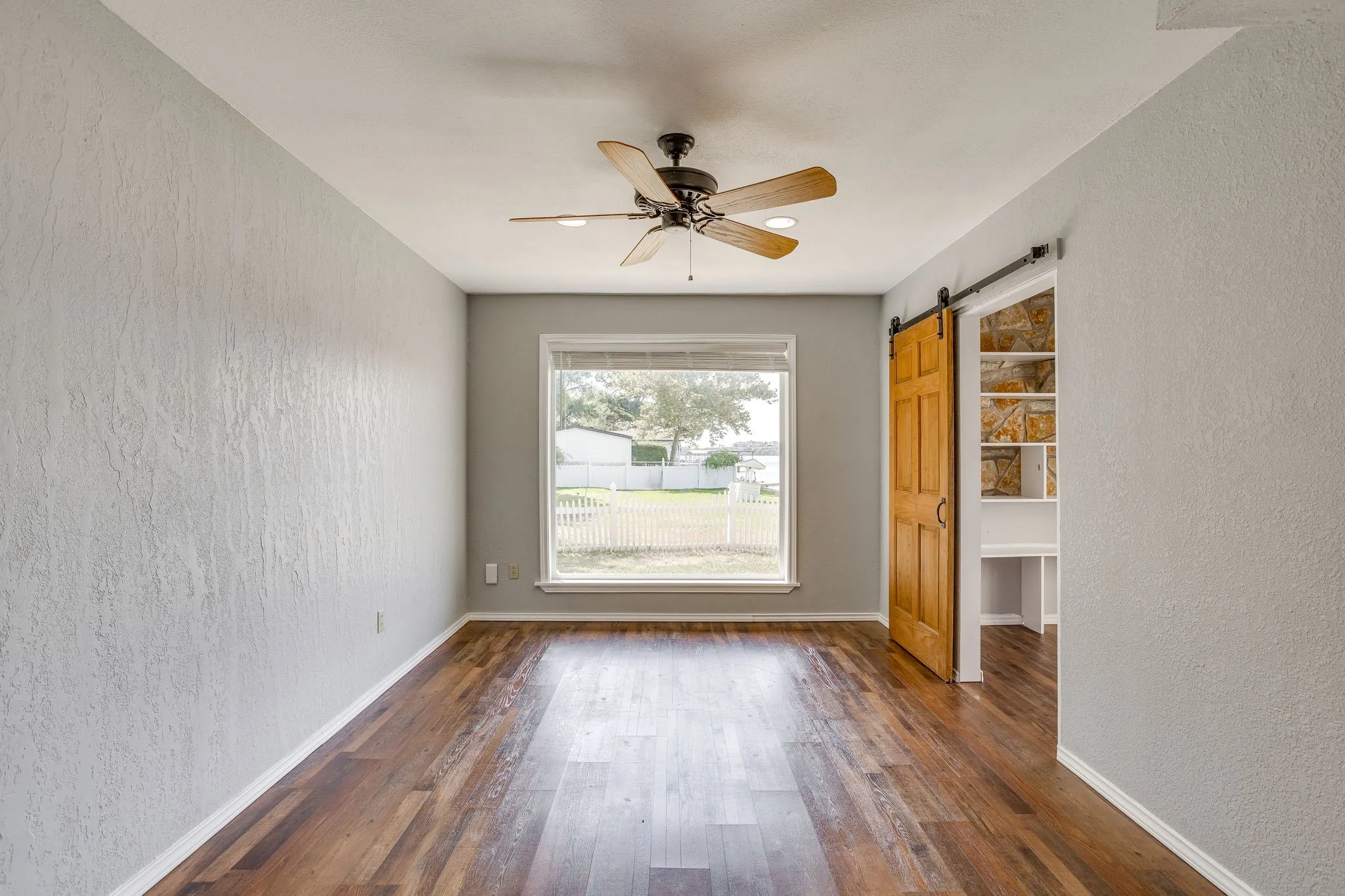 Single Family Residence For Sale in Hood County , 4500 Sherry Court, Granbury, Texas 76049, 3 Bedroom, 4 Bathroom, 2 Garage spaces, 3,494 Sqft, built in 1985, mls#21384991, Real Estate Agent in Granbury, Homes For Sale in Hood county, Homes For Sale in Granbury, Realtor in Granbury Texas, Real Estate Brokerage Independent Realty Texas, Luminita Cordes Realtor
