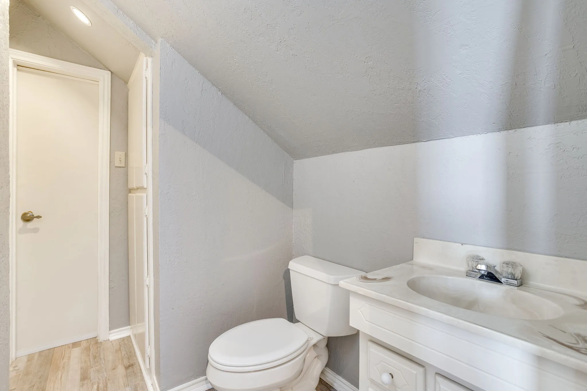 Single Family Residence For Sale in Hood County , 4500 Sherry Court, Granbury, Texas 76049, 3 Bedroom, 4 Bathroom, 2 Garage spaces, 3,494 Sqft, built in 1985, mls#21384991, Real Estate Agent in Granbury, Homes For Sale in Hood county, Homes For Sale in Granbury, Realtor in Granbury Texas, Real Estate Brokerage Independent Realty Texas, Luminita Cordes Realtor