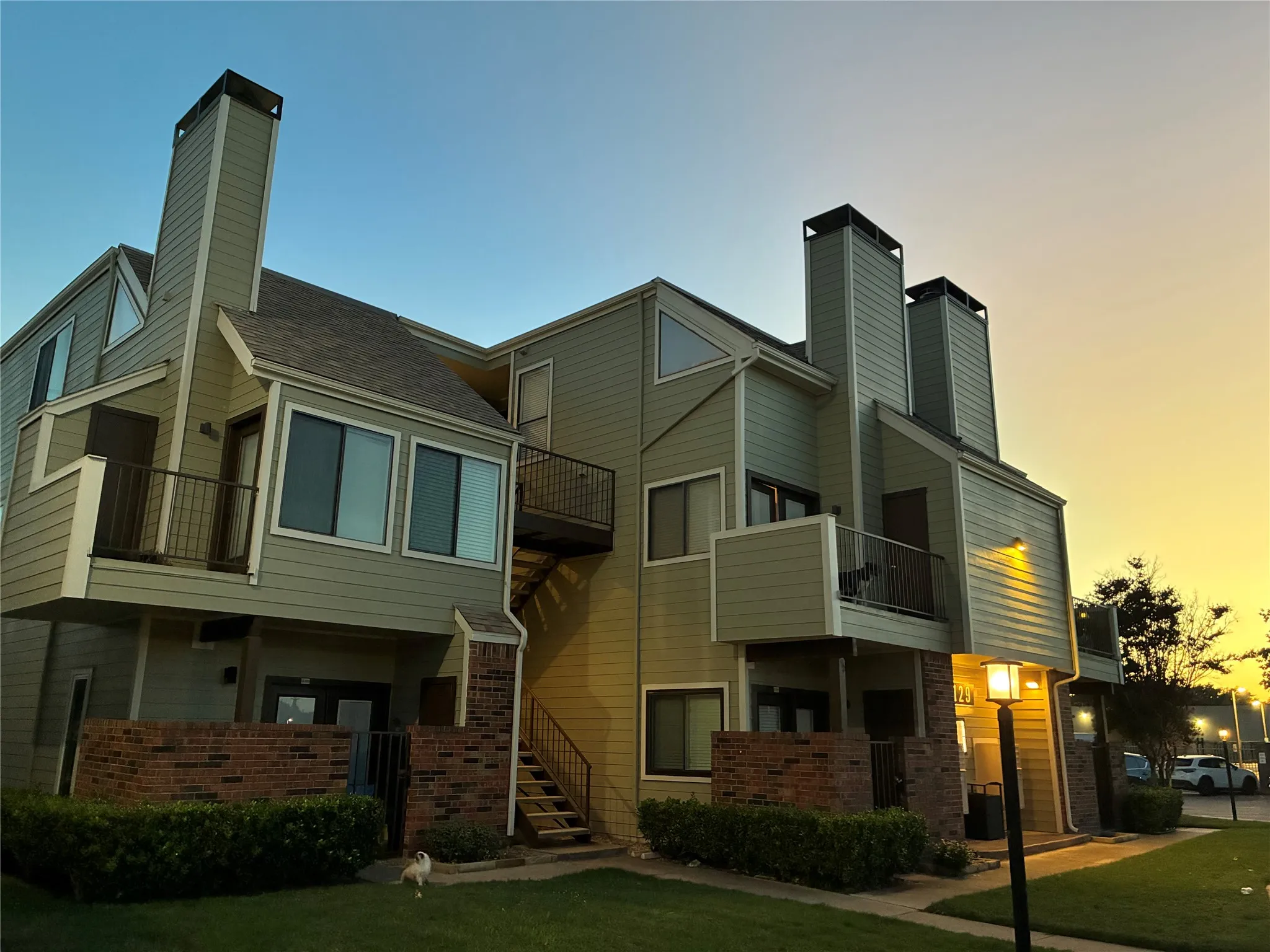 Condominium For Sale in Tarrant County , 3129 Sondra Drive 205, Fort Worth, Texas 76107, 2 Bedroom, 2 Bathroom, Garage spaces, 929 Sqft, built in 1983, mls#21386551, Real Estate Agent in Fort Worth, Homes For Sale in Tarrant county, Homes For Sale in Fort Worth, Realtor in Fort Worth Texas, Real Estate Brokerage Independent Realty Texas, Luminita Cordes Realtor