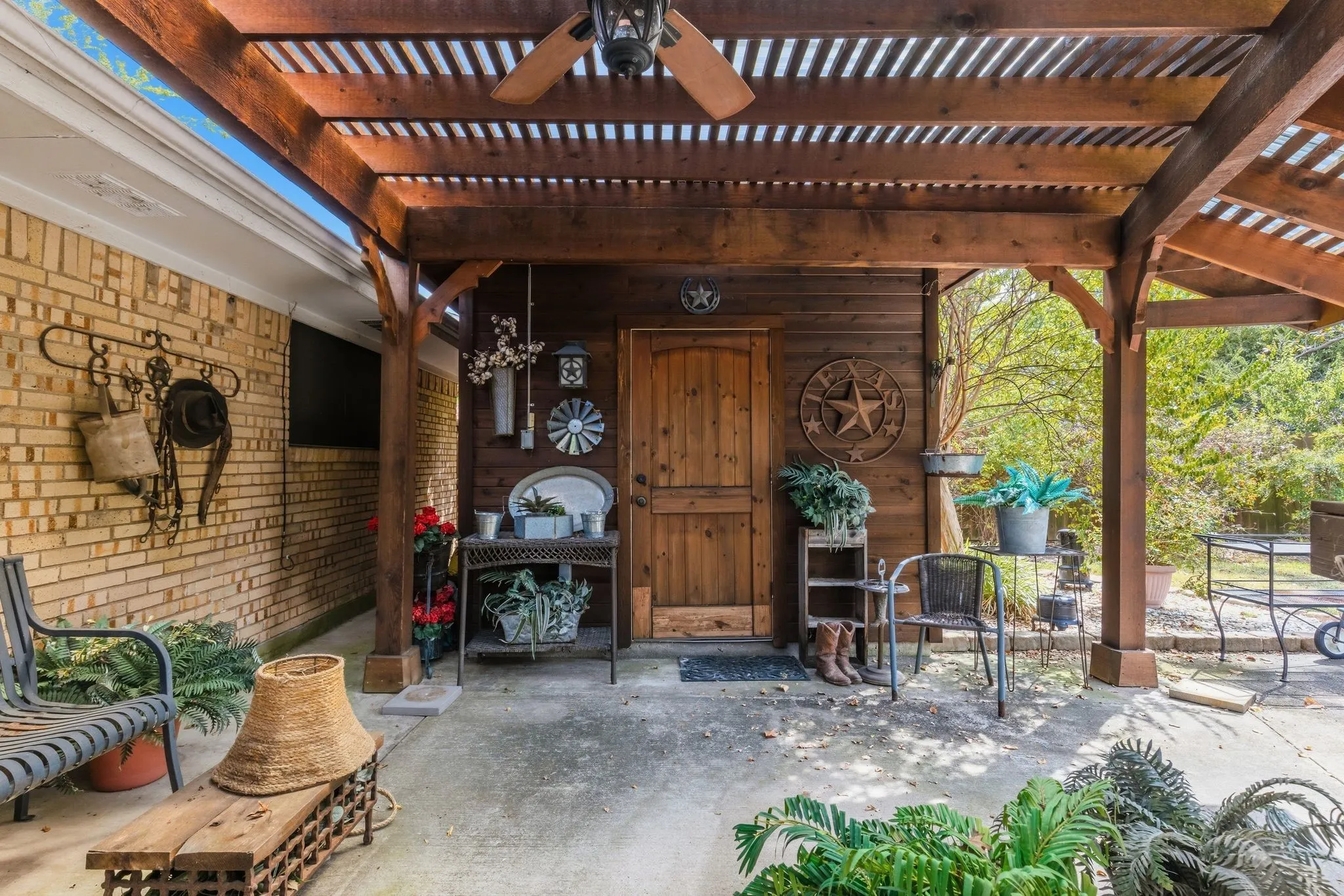 Single Family Residence For Sale in Hunt County , 6400 Chapman Drive, Greenville, Texas 75402, 4 Bedroom, 3 Bathroom, 2 Garage spaces, 2,460 Sqft, built in 1965, mls#21385552, Real Estate Agent in Greenville, Homes For Sale in Hunt county, Homes For Sale in Greenville, Realtor in Greenville Texas, Real Estate Brokerage Independent Realty Texas, Luminita Cordes Realtor