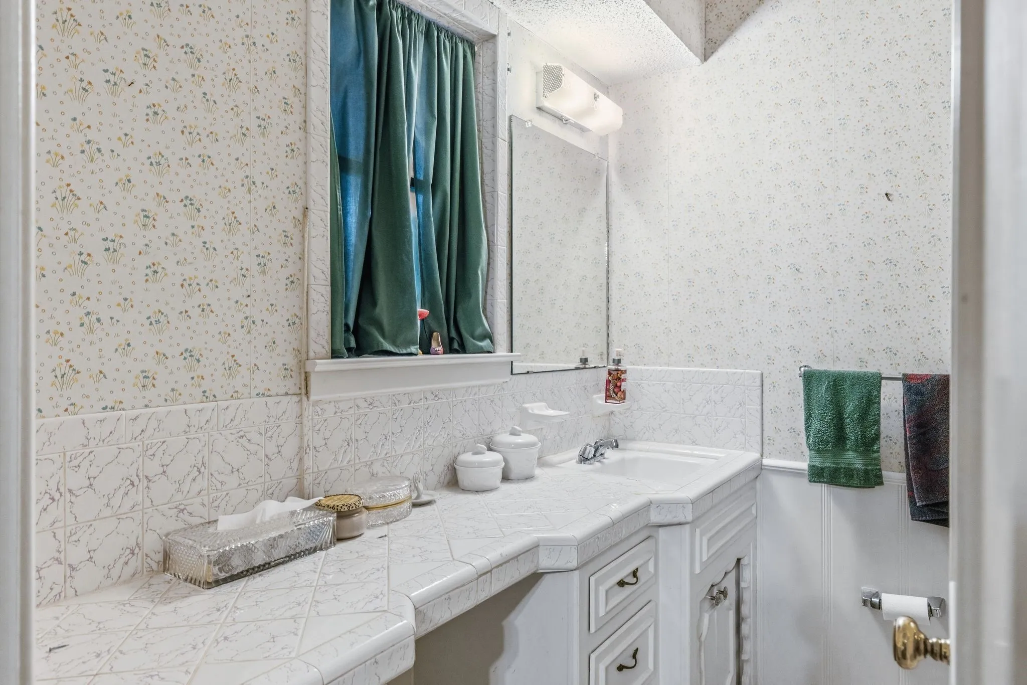 Single Family Residence For Sale in Hunt County , 6400 Chapman Drive, Greenville, Texas 75402, 4 Bedroom, 3 Bathroom, 2 Garage spaces, 2,460 Sqft, built in 1965, mls#21385552, Real Estate Agent in Greenville, Homes For Sale in Hunt county, Homes For Sale in Greenville, Realtor in Greenville Texas, Real Estate Brokerage Independent Realty Texas, Luminita Cordes Realtor