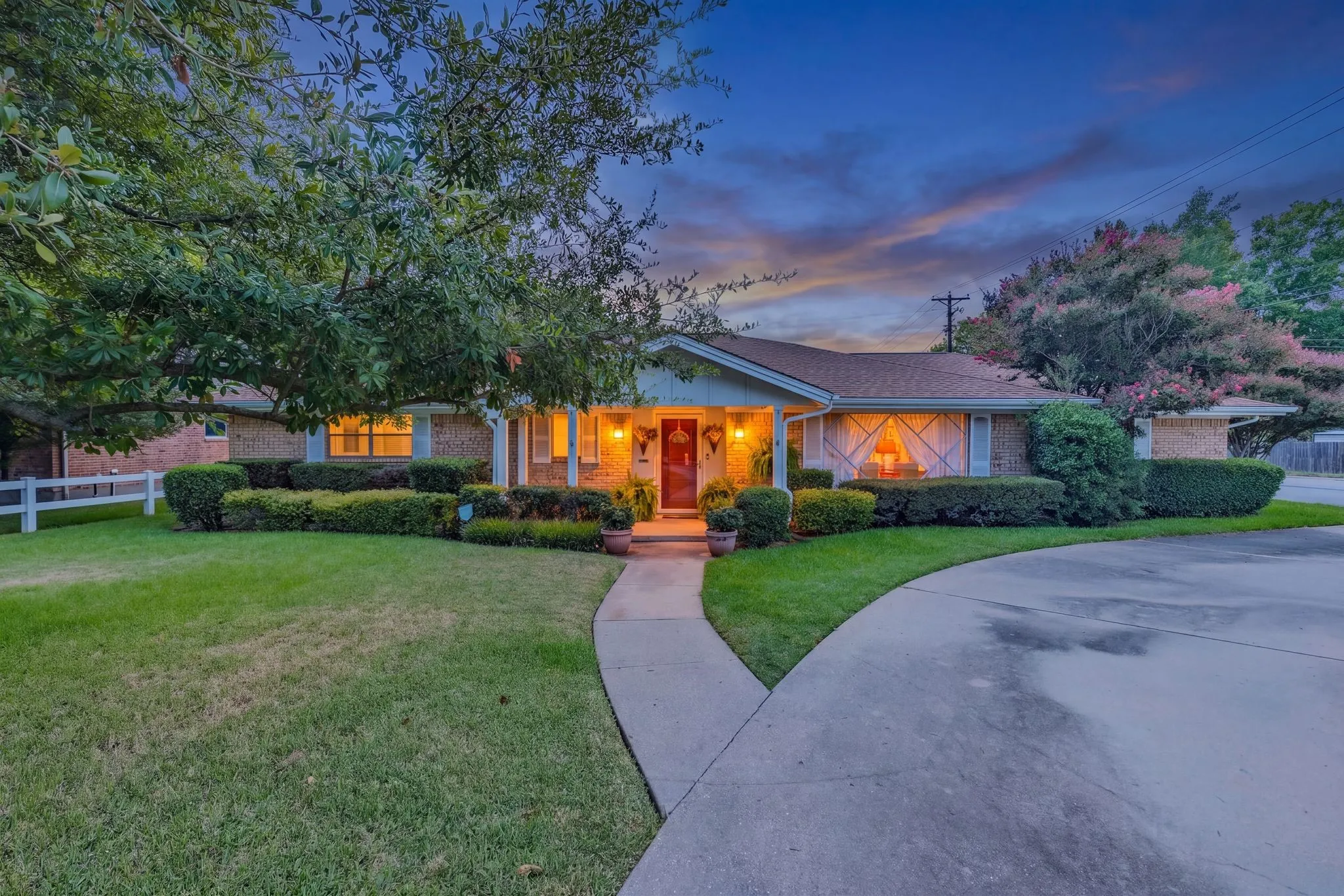 Single Family Residence For Sale in Hunt County , 6400 Chapman Drive, Greenville, Texas 75402, 4 Bedroom, 3 Bathroom, 2 Garage spaces, 2,460 Sqft, built in 1965, mls#21385552, Real Estate Agent in Greenville, Homes For Sale in Hunt county, Homes For Sale in Greenville, Realtor in Greenville Texas, Real Estate Brokerage Independent Realty Texas, Luminita Cordes Realtor