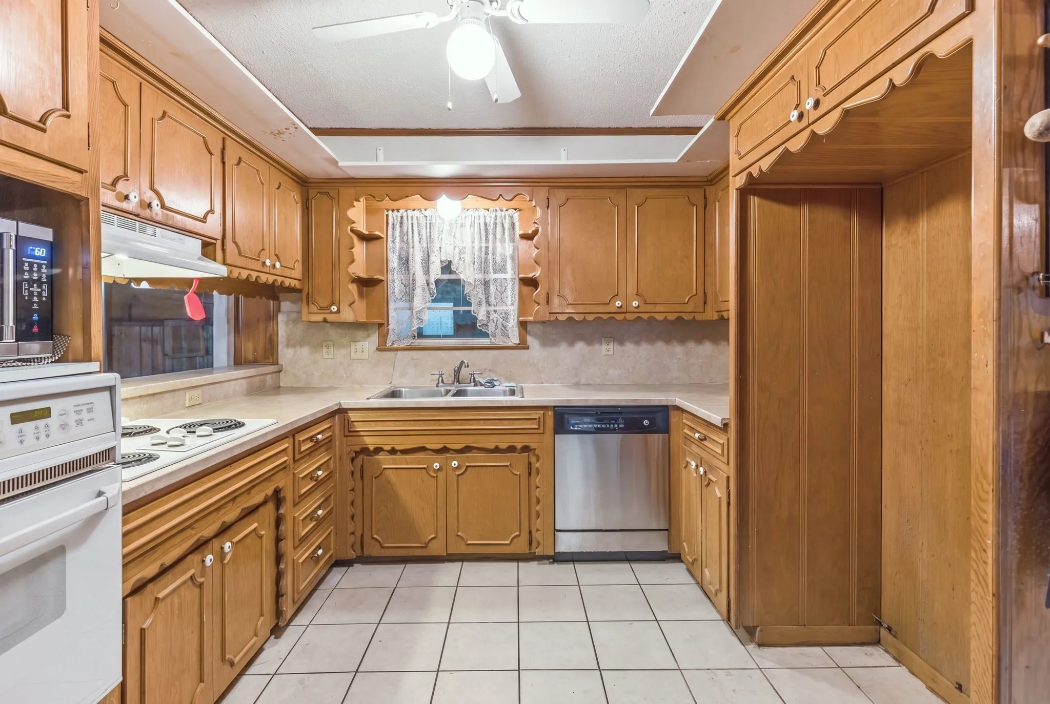 Single Family Residence For Sale in Hunt County , 6400 Chapman Drive, Greenville, Texas 75402, 4 Bedroom, 3 Bathroom, 2 Garage spaces, 2,460 Sqft, built in 1965, mls#21385552, Real Estate Agent in Greenville, Homes For Sale in Hunt county, Homes For Sale in Greenville, Realtor in Greenville Texas, Real Estate Brokerage Independent Realty Texas, Luminita Cordes Realtor