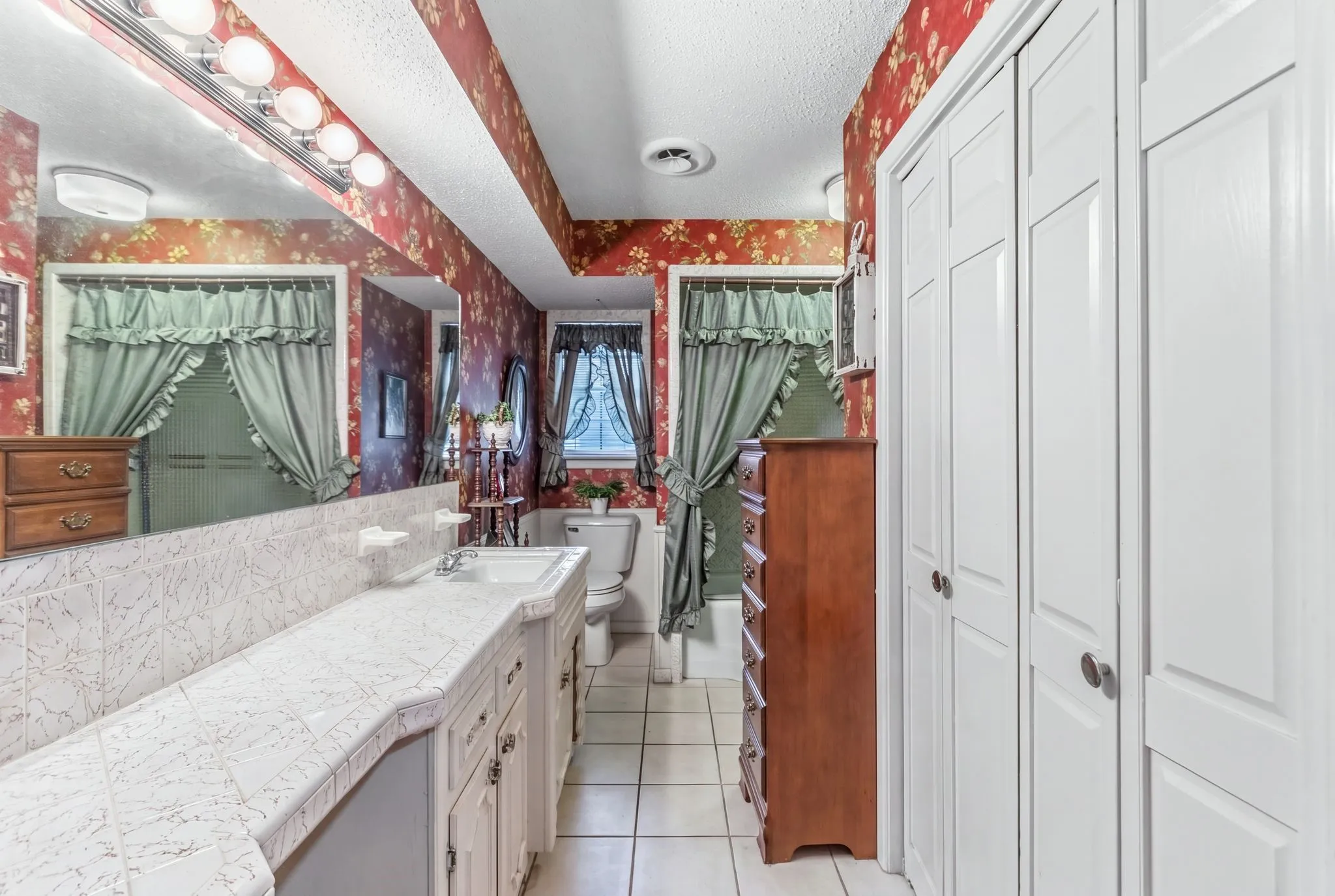 Single Family Residence For Sale in Hunt County , 6400 Chapman Drive, Greenville, Texas 75402, 4 Bedroom, 3 Bathroom, 2 Garage spaces, 2,460 Sqft, built in 1965, mls#21385552, Real Estate Agent in Greenville, Homes For Sale in Hunt county, Homes For Sale in Greenville, Realtor in Greenville Texas, Real Estate Brokerage Independent Realty Texas, Luminita Cordes Realtor