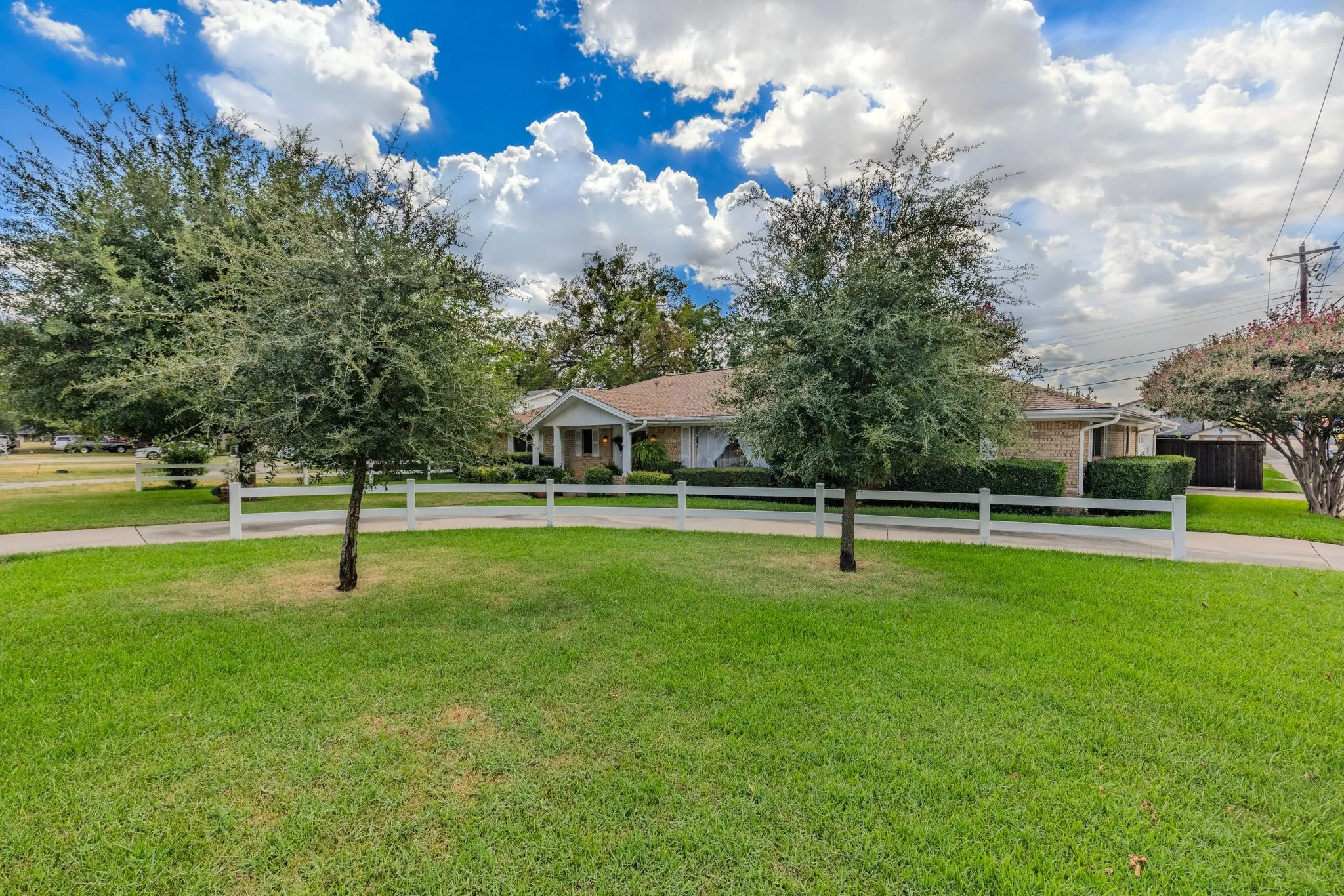 Single Family Residence For Sale in Hunt County , 6400 Chapman Drive, Greenville, Texas 75402, 4 Bedroom, 3 Bathroom, 2 Garage spaces, 2,460 Sqft, built in 1965, mls#21385552, Real Estate Agent in Greenville, Homes For Sale in Hunt county, Homes For Sale in Greenville, Realtor in Greenville Texas, Real Estate Brokerage Independent Realty Texas, Luminita Cordes Realtor