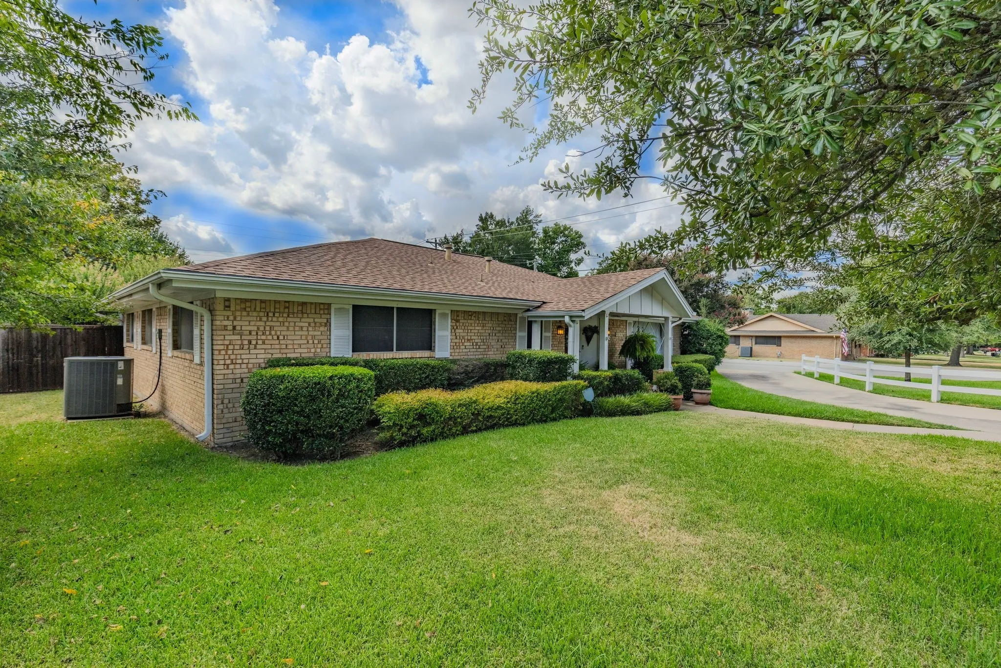 Single Family Residence For Sale in Hunt County , 6400 Chapman Drive, Greenville, Texas 75402, 4 Bedroom, 3 Bathroom, 2 Garage spaces, 2,460 Sqft, built in 1965, mls#21385552, Real Estate Agent in Greenville, Homes For Sale in Hunt county, Homes For Sale in Greenville, Realtor in Greenville Texas, Real Estate Brokerage Independent Realty Texas, Luminita Cordes Realtor