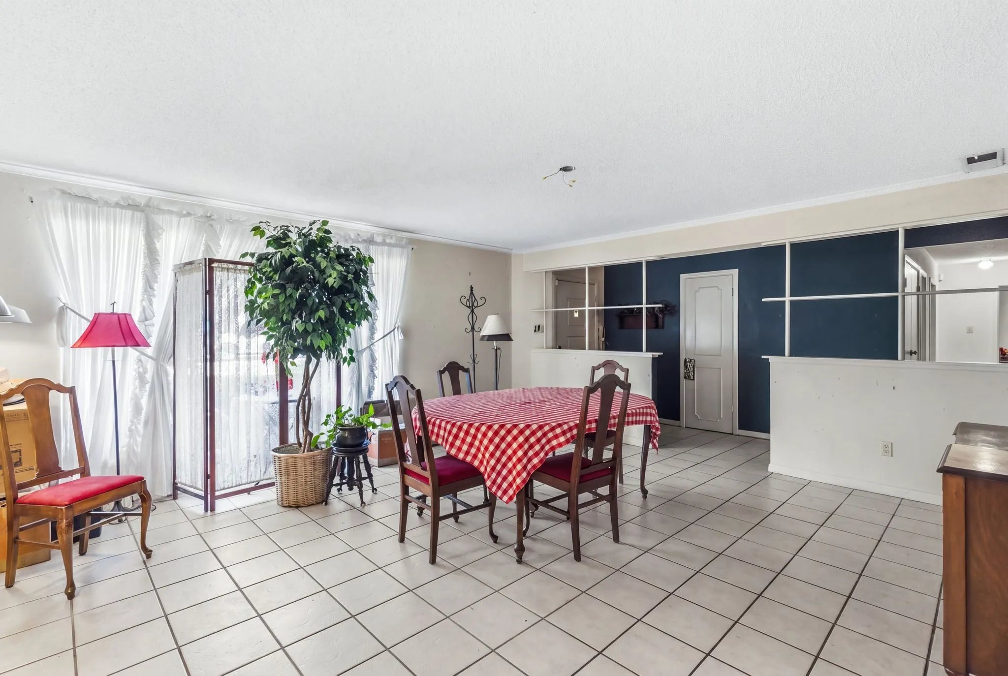 Single Family Residence For Sale in Hunt County , 6400 Chapman Drive, Greenville, Texas 75402, 4 Bedroom, 3 Bathroom, 2 Garage spaces, 2,460 Sqft, built in 1965, mls#21385552, Real Estate Agent in Greenville, Homes For Sale in Hunt county, Homes For Sale in Greenville, Realtor in Greenville Texas, Real Estate Brokerage Independent Realty Texas, Luminita Cordes Realtor