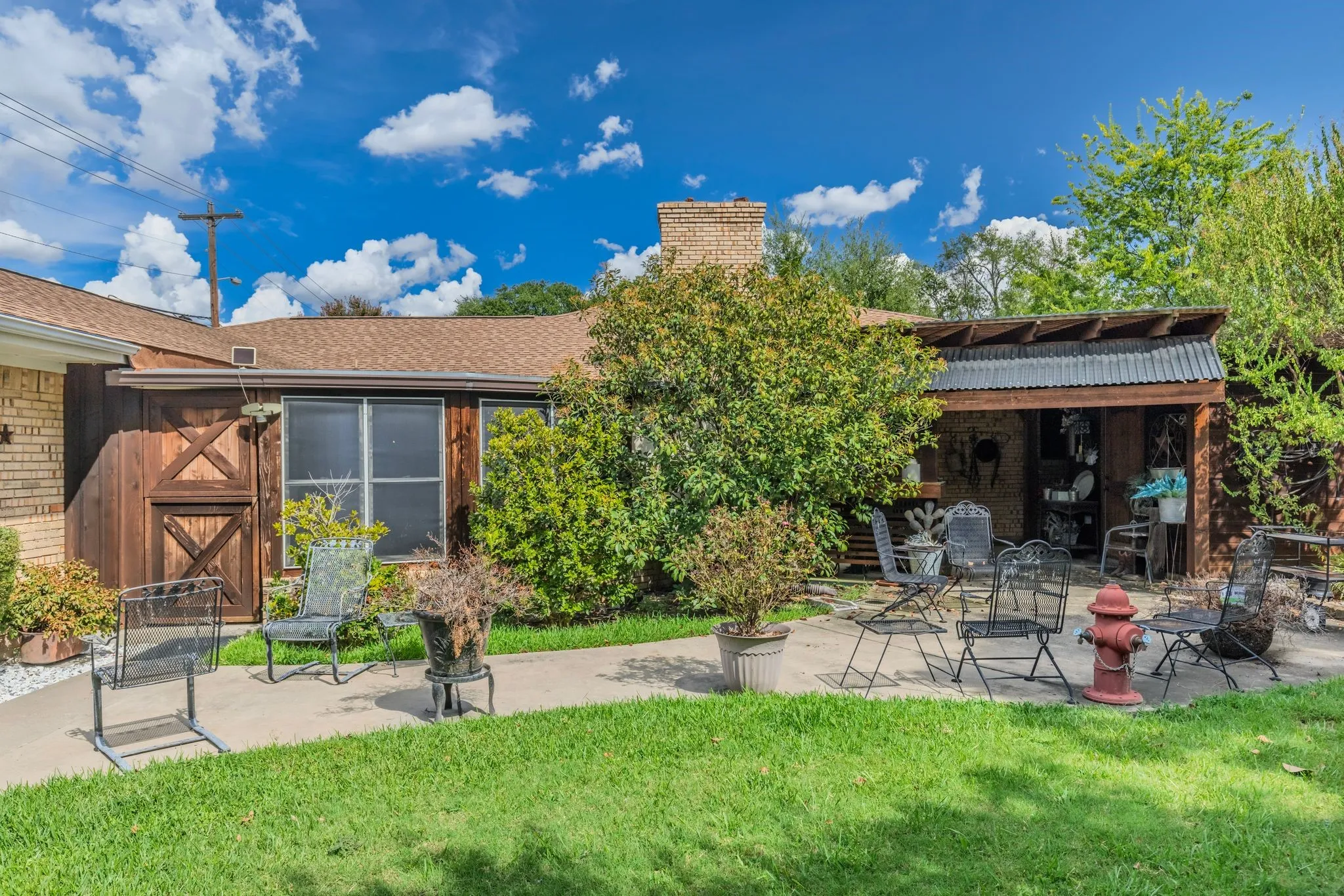 Single Family Residence For Sale in Hunt County , 6400 Chapman Drive, Greenville, Texas 75402, 4 Bedroom, 3 Bathroom, 2 Garage spaces, 2,460 Sqft, built in 1965, mls#21385552, Real Estate Agent in Greenville, Homes For Sale in Hunt county, Homes For Sale in Greenville, Realtor in Greenville Texas, Real Estate Brokerage Independent Realty Texas, Luminita Cordes Realtor