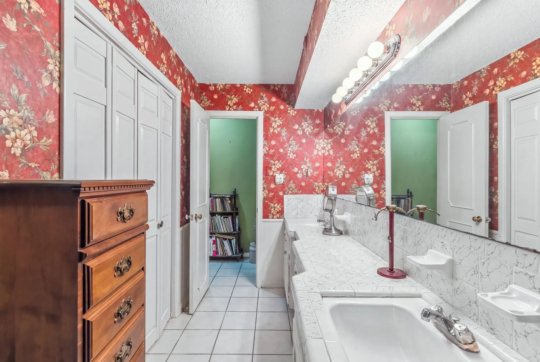 Single Family Residence For Sale in Hunt County , 6400 Chapman Drive, Greenville, Texas 75402, 4 Bedroom, 3 Bathroom, 2 Garage spaces, 2,460 Sqft, built in 1965, mls#21385552, Real Estate Agent in Greenville, Homes For Sale in Hunt county, Homes For Sale in Greenville, Realtor in Greenville Texas, Real Estate Brokerage Independent Realty Texas, Luminita Cordes Realtor