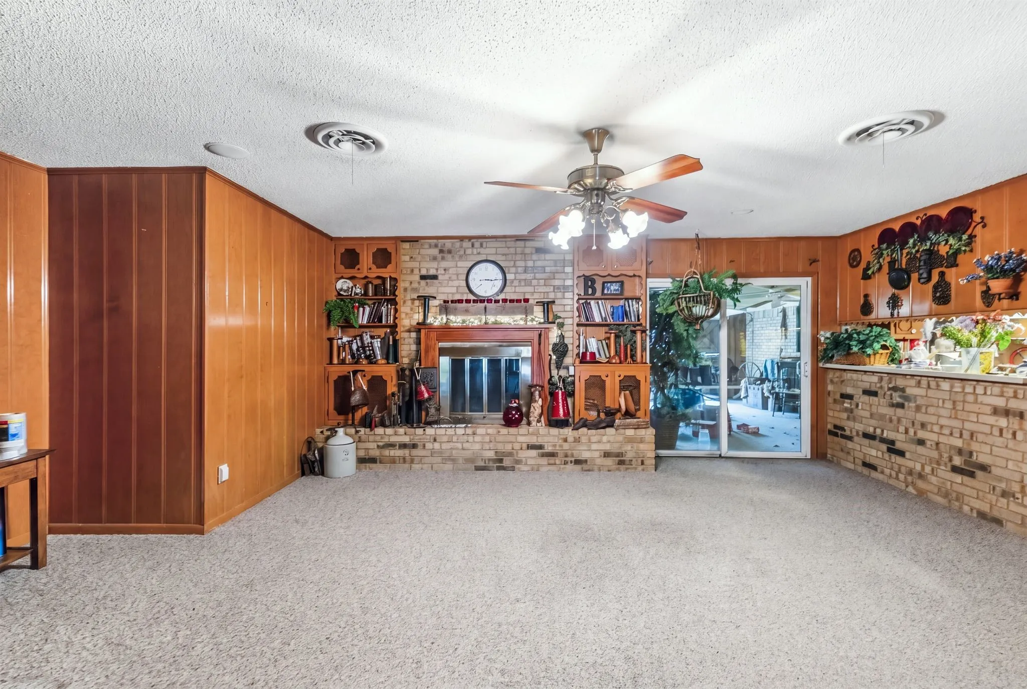 Single Family Residence For Sale in Hunt County , 6400 Chapman Drive, Greenville, Texas 75402, 4 Bedroom, 3 Bathroom, 2 Garage spaces, 2,460 Sqft, built in 1965, mls#21385552, Real Estate Agent in Greenville, Homes For Sale in Hunt county, Homes For Sale in Greenville, Realtor in Greenville Texas, Real Estate Brokerage Independent Realty Texas, Luminita Cordes Realtor