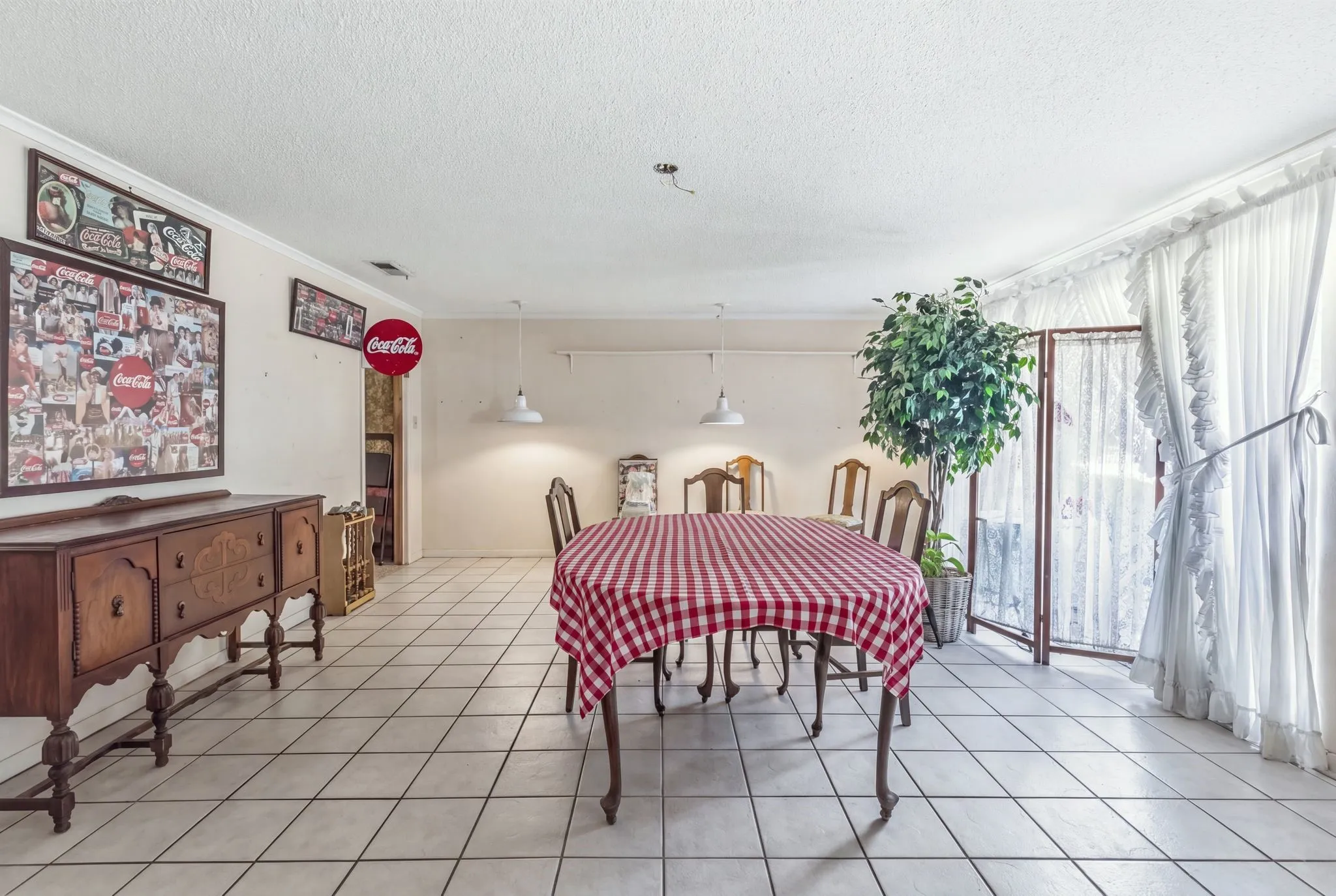 Single Family Residence For Sale in Hunt County , 6400 Chapman Drive, Greenville, Texas 75402, 4 Bedroom, 3 Bathroom, 2 Garage spaces, 2,460 Sqft, built in 1965, mls#21385552, Real Estate Agent in Greenville, Homes For Sale in Hunt county, Homes For Sale in Greenville, Realtor in Greenville Texas, Real Estate Brokerage Independent Realty Texas, Luminita Cordes Realtor