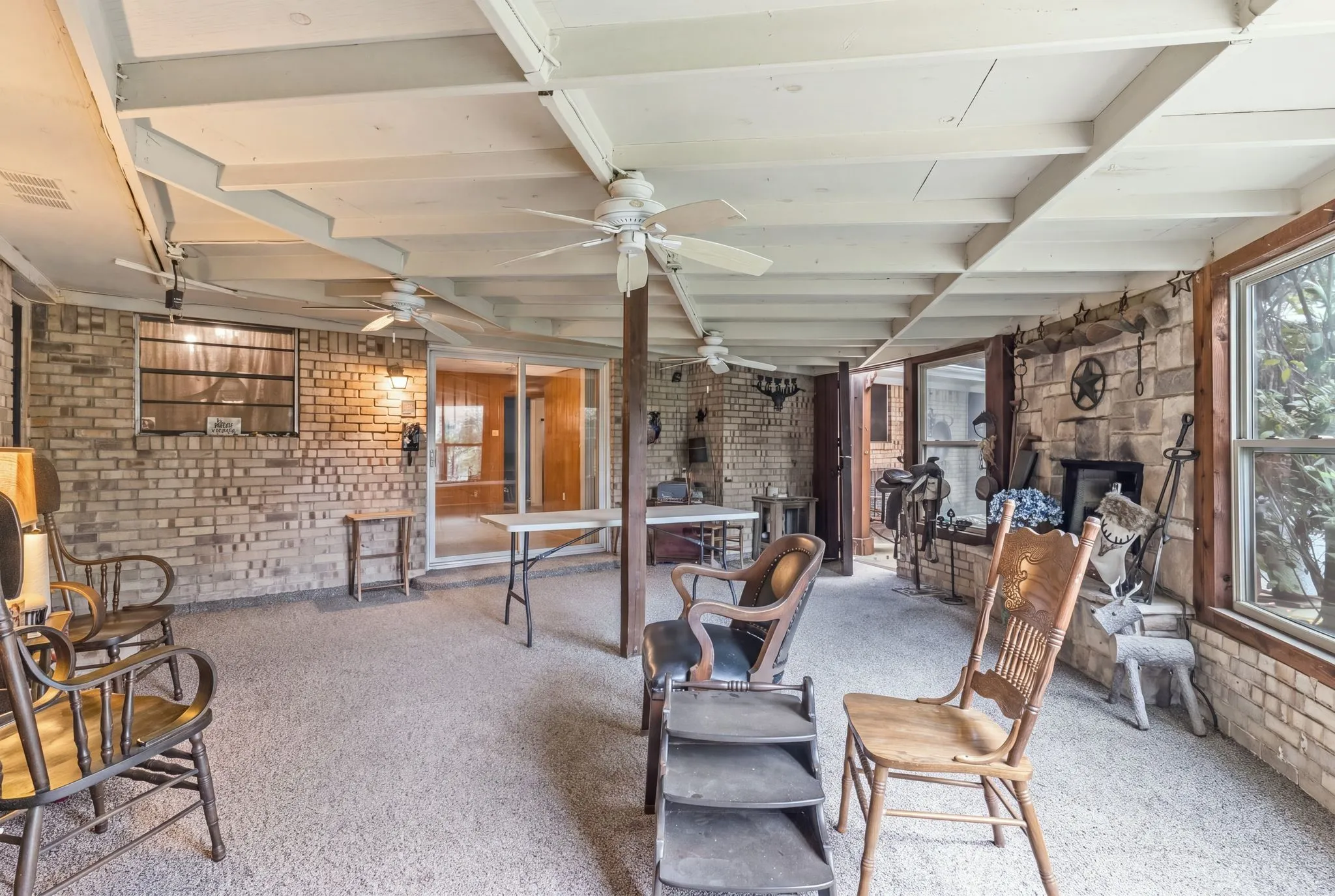 Single Family Residence For Sale in Hunt County , 6400 Chapman Drive, Greenville, Texas 75402, 4 Bedroom, 3 Bathroom, 2 Garage spaces, 2,460 Sqft, built in 1965, mls#21385552, Real Estate Agent in Greenville, Homes For Sale in Hunt county, Homes For Sale in Greenville, Realtor in Greenville Texas, Real Estate Brokerage Independent Realty Texas, Luminita Cordes Realtor