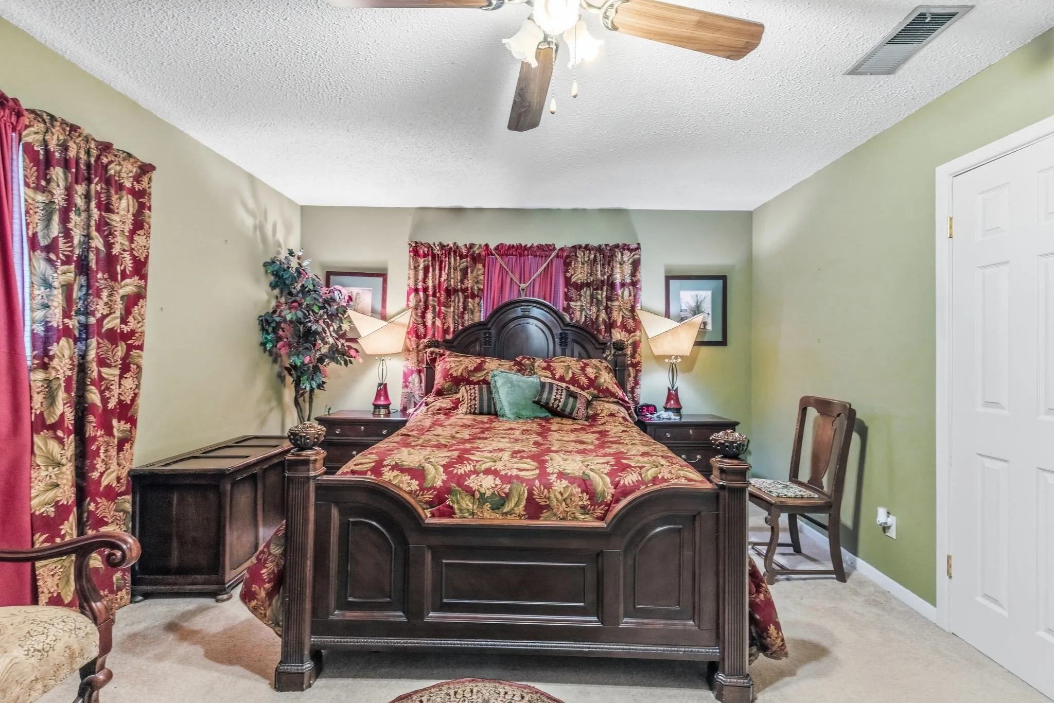 Single Family Residence For Sale in Hunt County , 6400 Chapman Drive, Greenville, Texas 75402, 4 Bedroom, 3 Bathroom, 2 Garage spaces, 2,460 Sqft, built in 1965, mls#21385552, Real Estate Agent in Greenville, Homes For Sale in Hunt county, Homes For Sale in Greenville, Realtor in Greenville Texas, Real Estate Brokerage Independent Realty Texas, Luminita Cordes Realtor