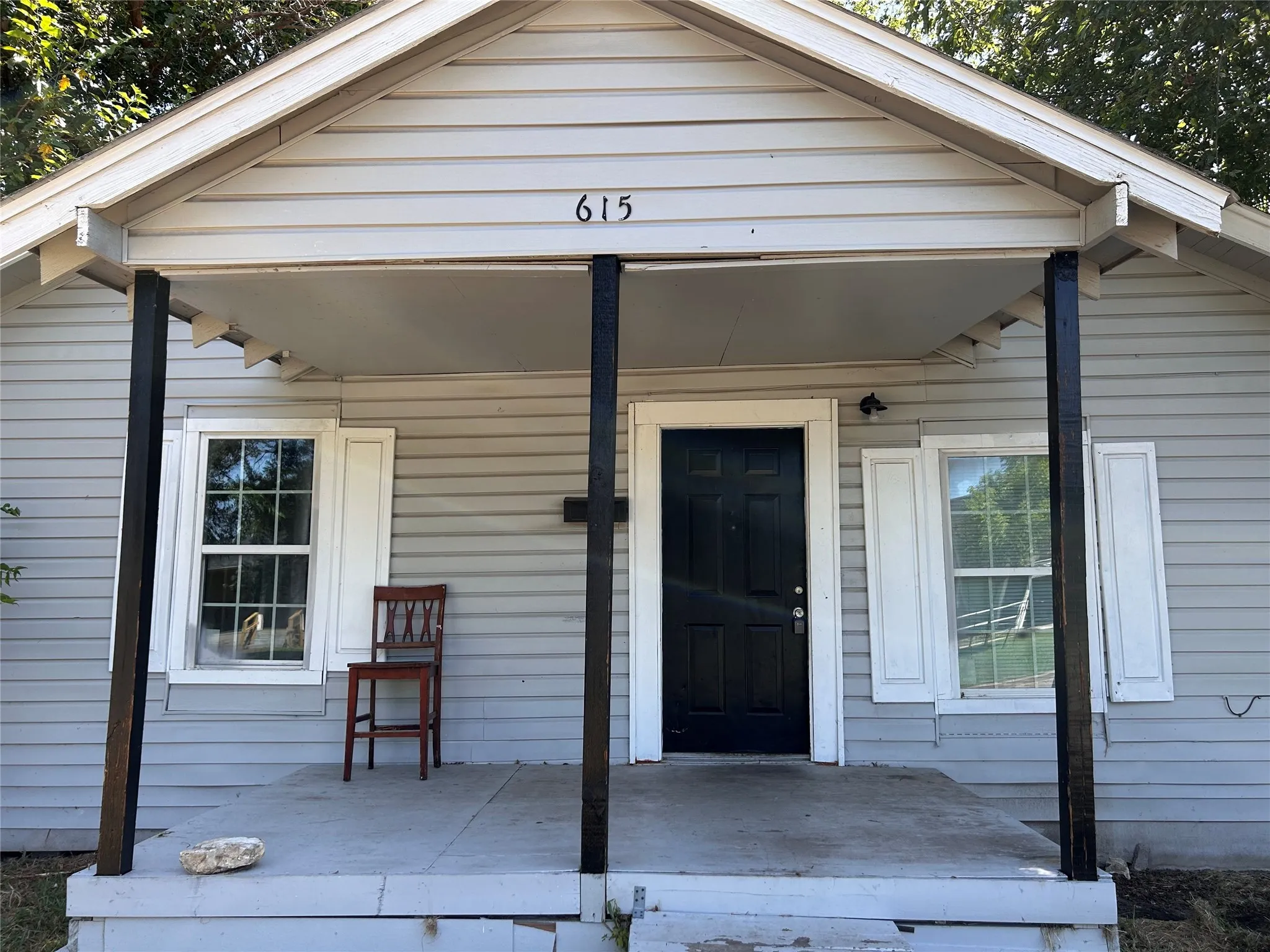 Single Family Residence For Sale in Grayson County , 615 S Throckmorton Street, Sherman, Texas 75090, 3 Bedroom, 2 Bathroom, Garage spaces, 1,278 Sqft, built in 1925, mls#21386553, Real Estate Agent in Sherman, Homes For Sale in Grayson county, Homes For Sale in Sherman, Realtor in Sherman Texas, Real Estate Brokerage Independent Realty Texas, Luminita Cordes Realtor
