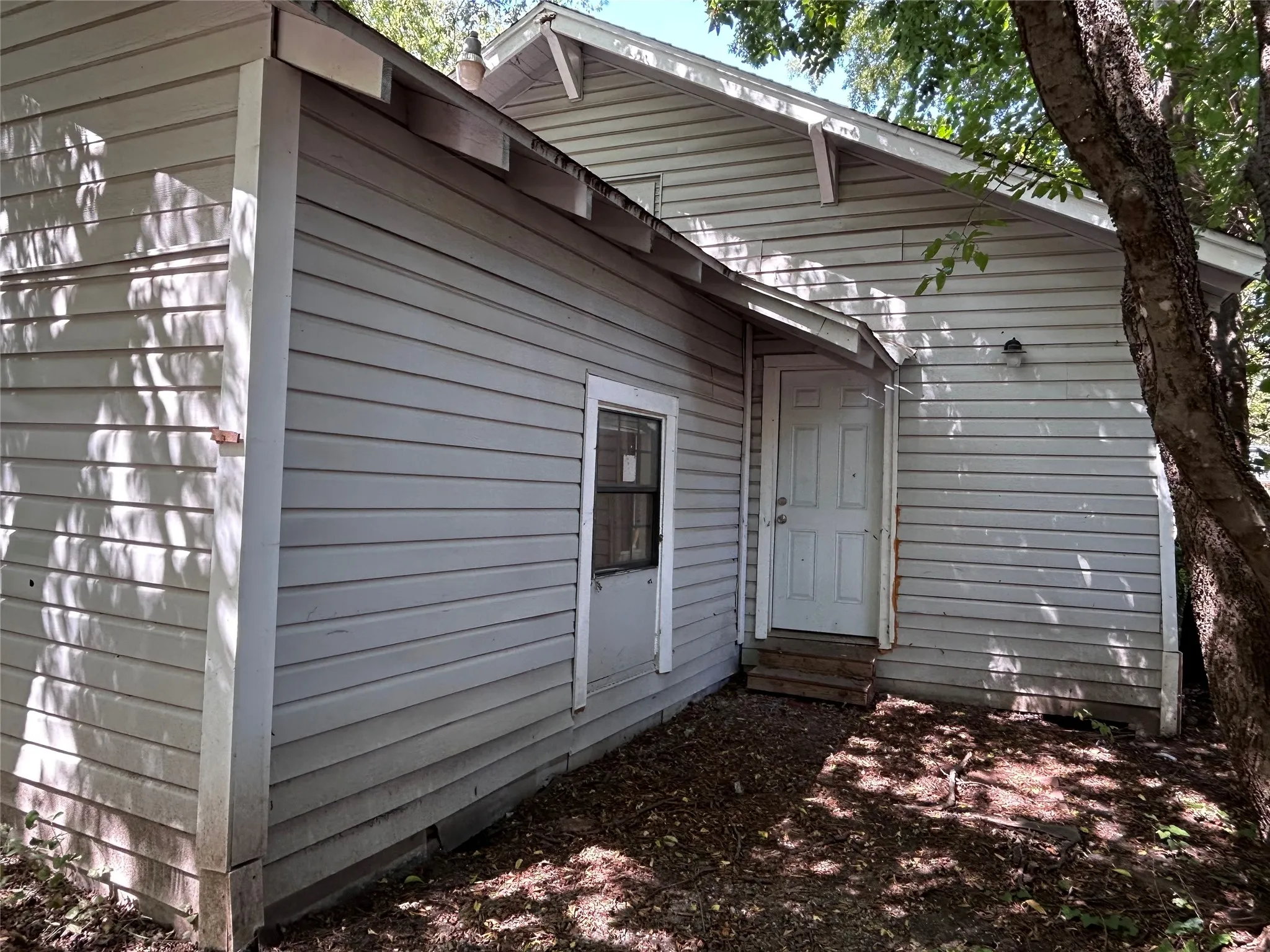 Single Family Residence For Sale in Grayson County , 615 S Throckmorton Street, Sherman, Texas 75090, 3 Bedroom, 2 Bathroom, Garage spaces, 1,278 Sqft, built in 1925, mls#21386553, Real Estate Agent in Sherman, Homes For Sale in Grayson county, Homes For Sale in Sherman, Realtor in Sherman Texas, Real Estate Brokerage Independent Realty Texas, Luminita Cordes Realtor