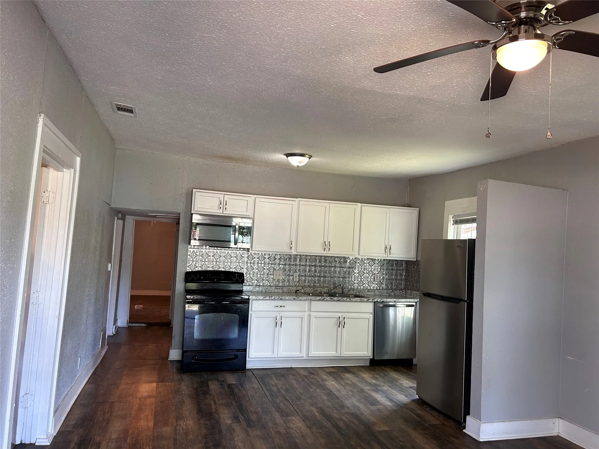 Single Family Residence For Sale in Grayson County , 615 S Throckmorton Street, Sherman, Texas 75090, 3 Bedroom, 2 Bathroom, Garage spaces, 1,278 Sqft, built in 1925, mls#21386553, Real Estate Agent in Sherman, Homes For Sale in Grayson county, Homes For Sale in Sherman, Realtor in Sherman Texas, Real Estate Brokerage Independent Realty Texas, Luminita Cordes Realtor