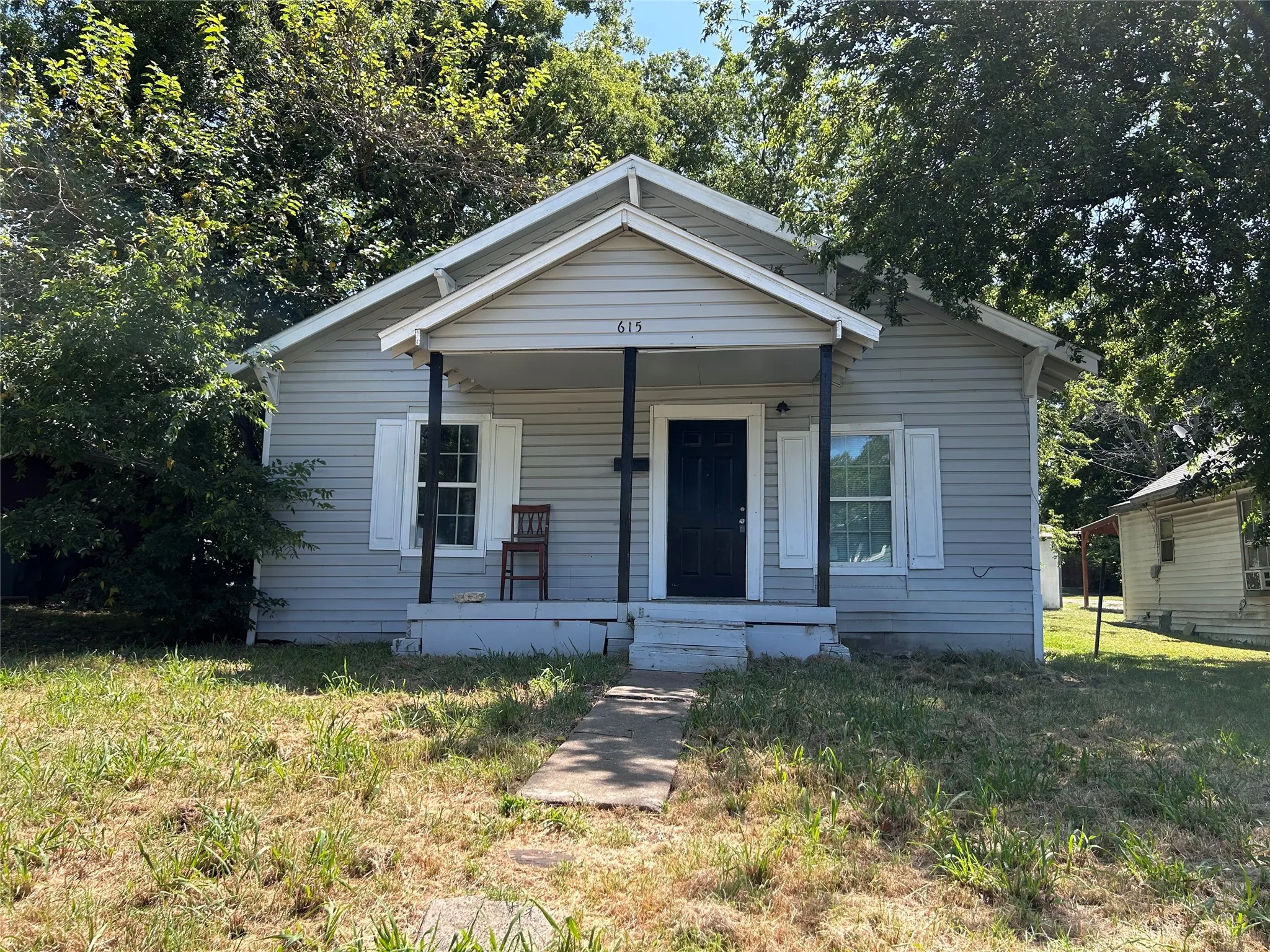 Single Family Residence For Sale in Grayson County , 615 S Throckmorton Street, Sherman, Texas 75090, 3 Bedroom, 2 Bathroom, Garage spaces, 1,278 Sqft, built in 1925, mls#21386553, Real Estate Agent in Sherman, Homes For Sale in Grayson county, Homes For Sale in Sherman, Realtor in Sherman Texas, Real Estate Brokerage Independent Realty Texas, Luminita Cordes Realtor