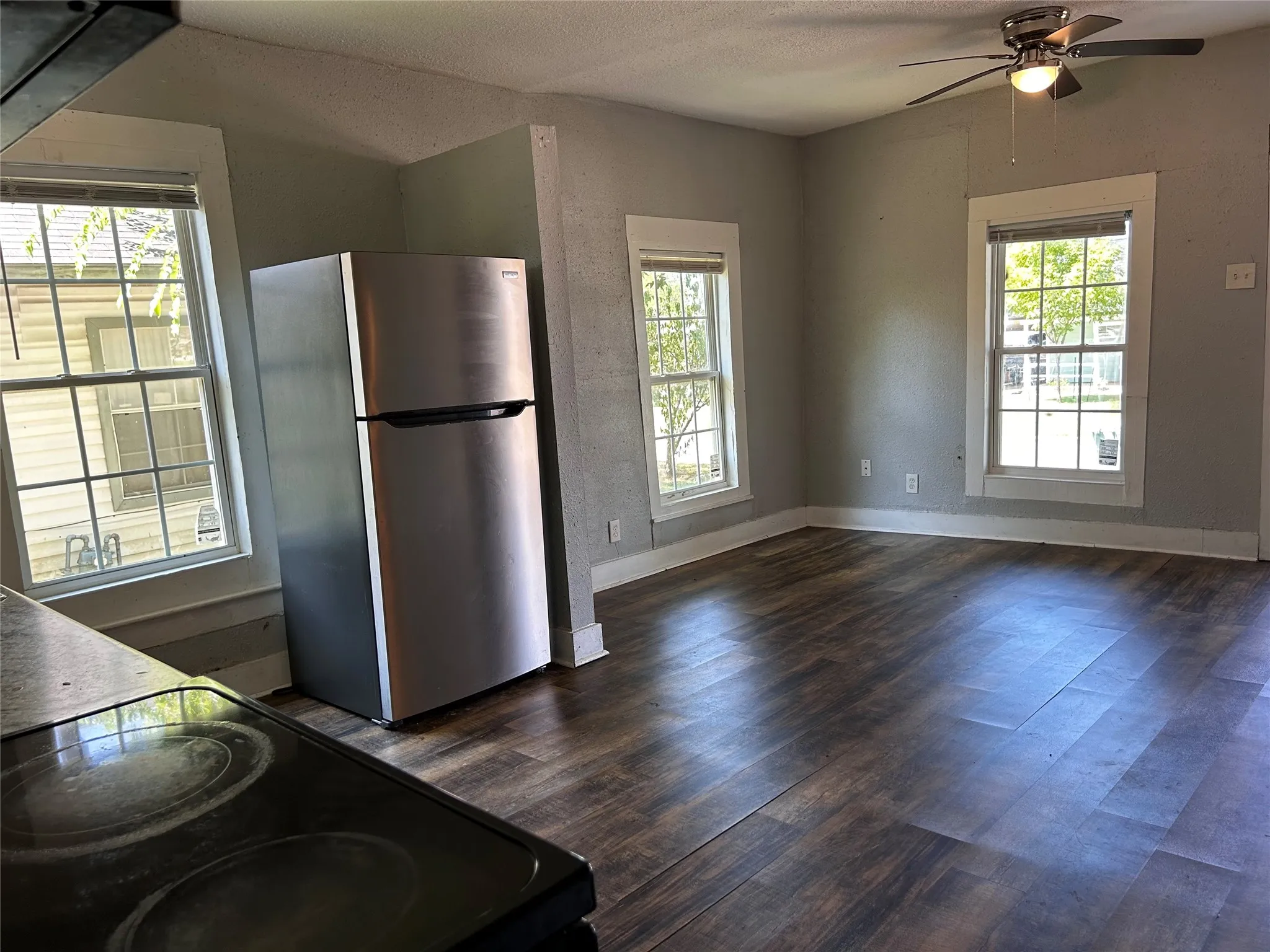 Single Family Residence For Sale in Grayson County , 615 S Throckmorton Street, Sherman, Texas 75090, 3 Bedroom, 2 Bathroom, Garage spaces, 1,278 Sqft, built in 1925, mls#21386553, Real Estate Agent in Sherman, Homes For Sale in Grayson county, Homes For Sale in Sherman, Realtor in Sherman Texas, Real Estate Brokerage Independent Realty Texas, Luminita Cordes Realtor