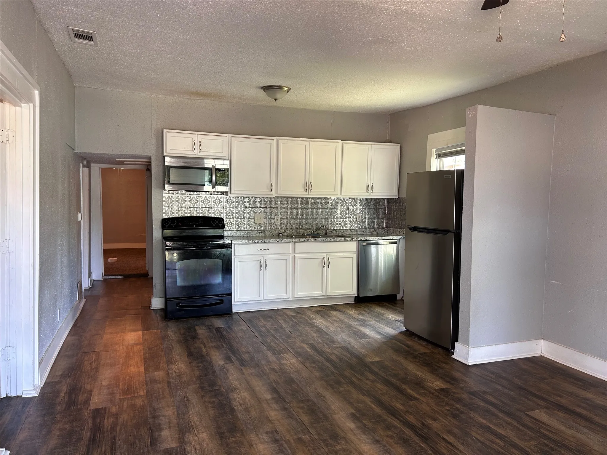 Single Family Residence For Sale in Grayson County , 615 S Throckmorton Street, Sherman, Texas 75090, 3 Bedroom, 2 Bathroom, Garage spaces, 1,278 Sqft, built in 1925, mls#21386553, Real Estate Agent in Sherman, Homes For Sale in Grayson county, Homes For Sale in Sherman, Realtor in Sherman Texas, Real Estate Brokerage Independent Realty Texas, Luminita Cordes Realtor